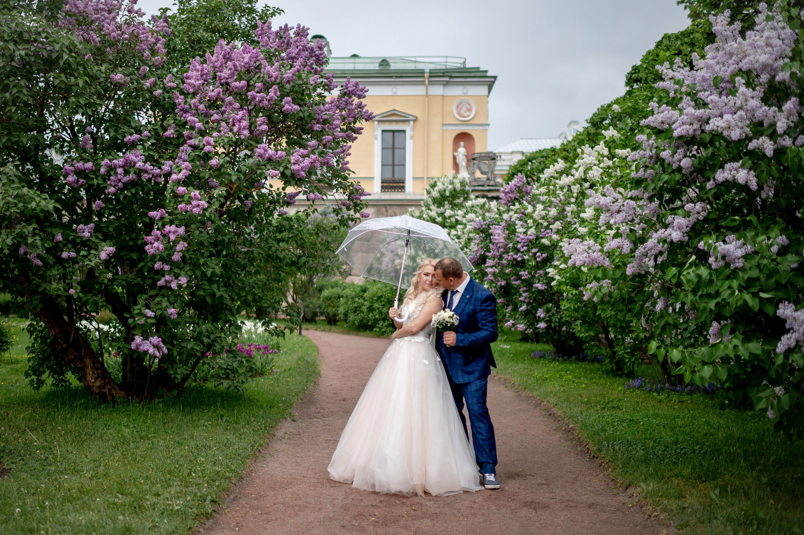 Евгения (фотосессия с малиновым chevrolet camaro, в сирени в Пушкине в Екатерининском парке). Портретный, семейный и свадебный фотограф в Санкт-Петербурге и в Пушкине Ширяев Денис