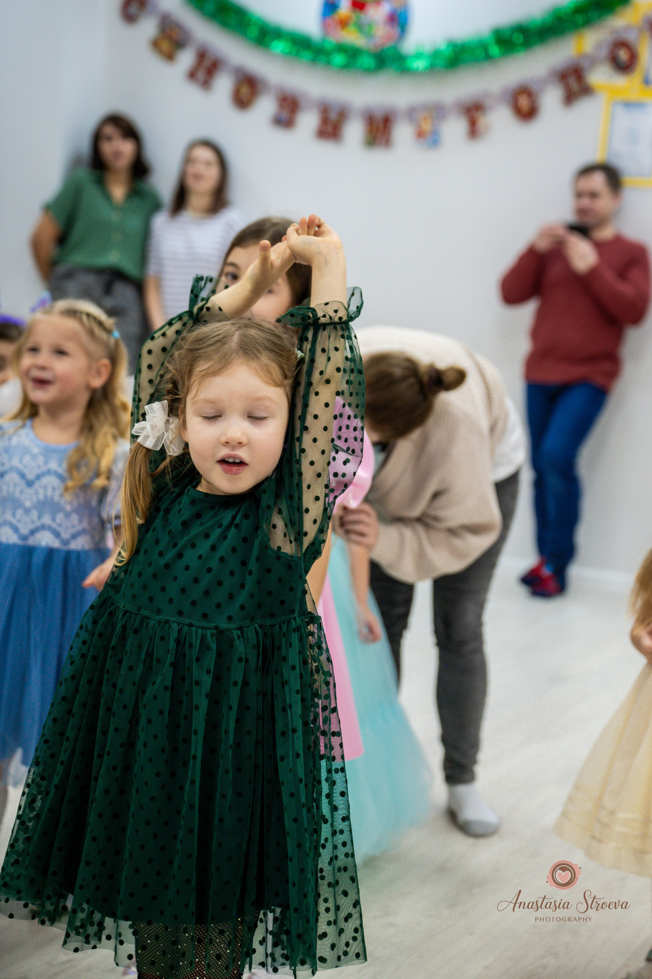 Новый год в танцах. Семейный и детский фотограф в Королеве, Москве и Московской области Строева Анастасия