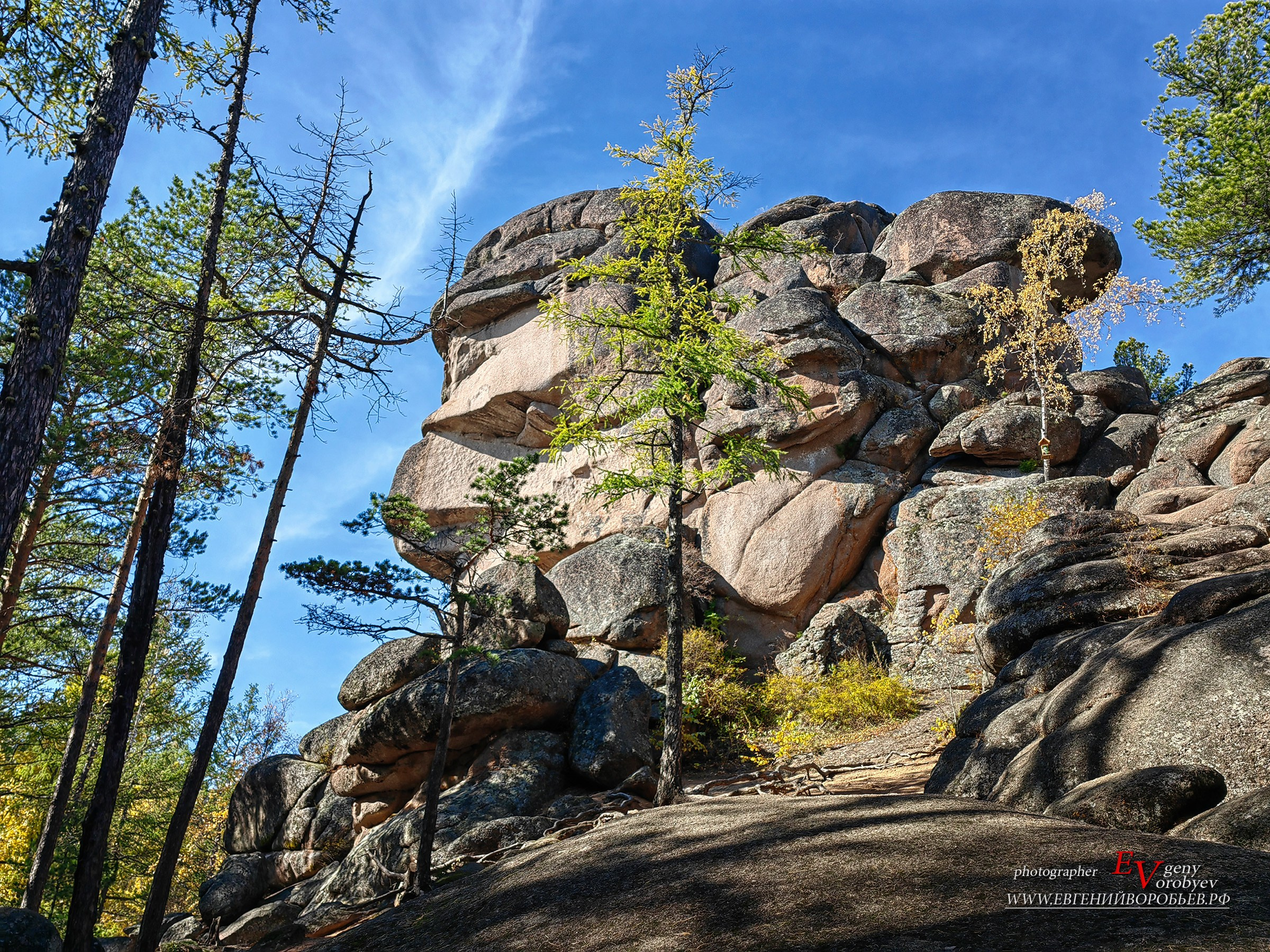 Экскурсия национальный парк заповедник Красноярские столбы цена заказать забронировать фото тур интересные места достопримечательности что посмотреть где побывать в Красноярске  Туристический маршрут центральные столбы скала Перья Дед Львиные ворота первый второй столб Фотосессия фотограф Красноярск природа пейзаж аэросъёмка с FPV дрона квадрокоптера