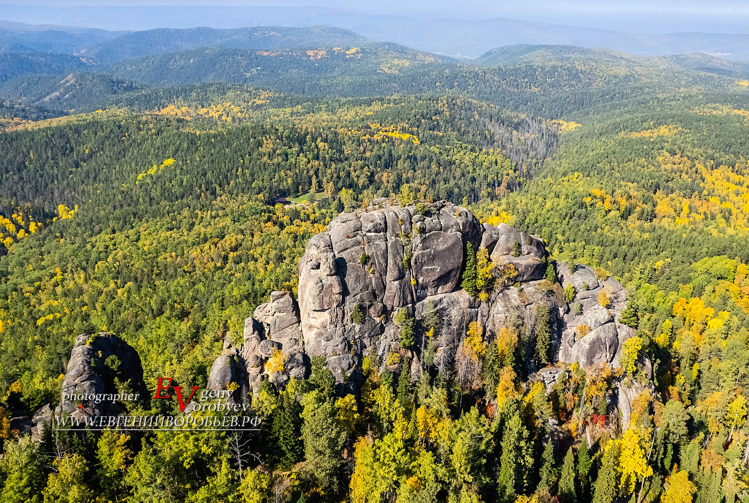 Экскурсия национальный парк заповедник Красноярские столбы цена заказать забронировать фото тур интересные места достопримечательности что посмотреть где побывать в Красноярске  Туристический маршрут центральные столбы скала Перья Дед Львиные ворота первый второй столб Фотосессия фотограф Красноярск природа пейзаж аэросъёмка с FPV дрона квадрокоптера