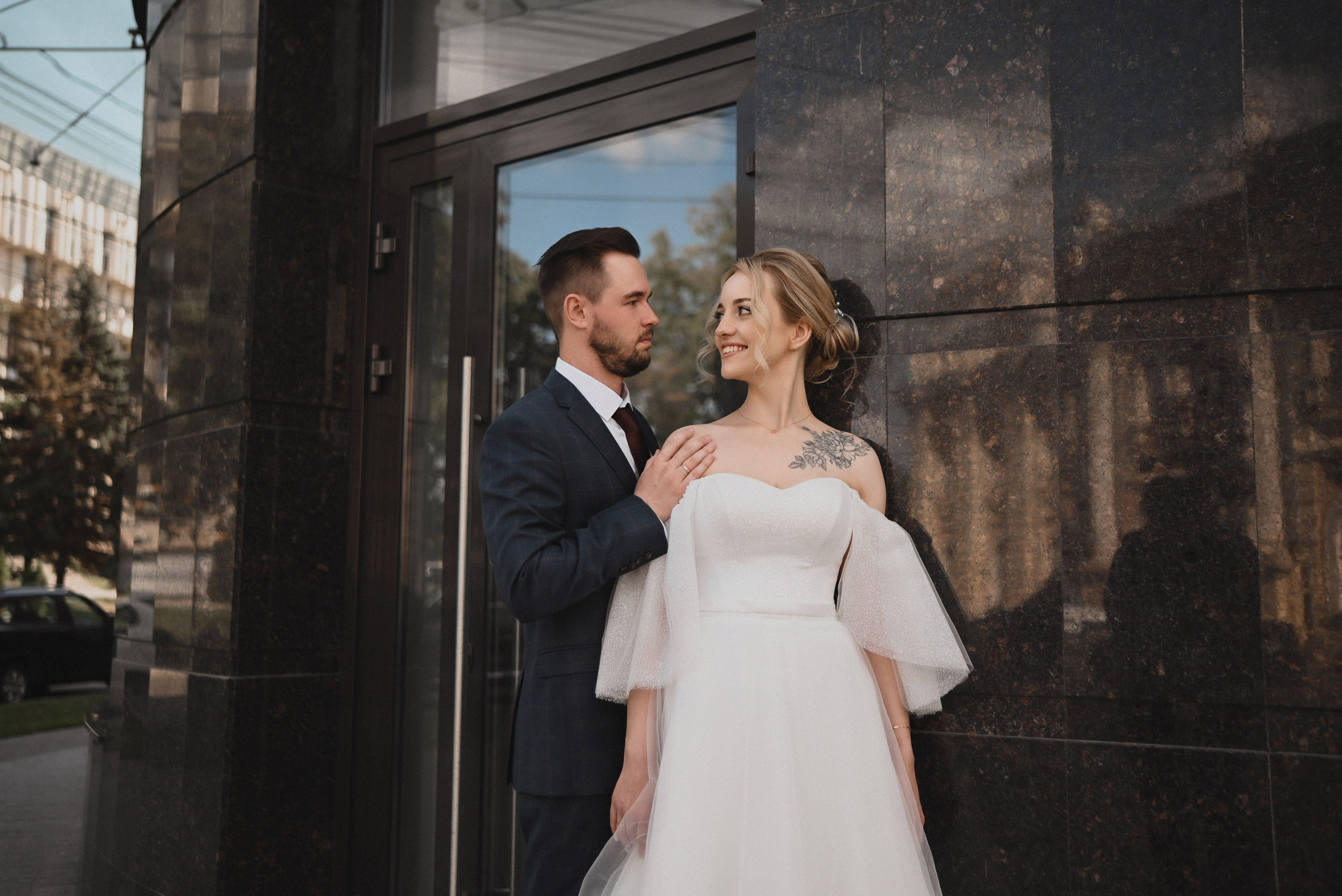 Невеста и жених на Дворцовой — элегантная прогулка в СПб