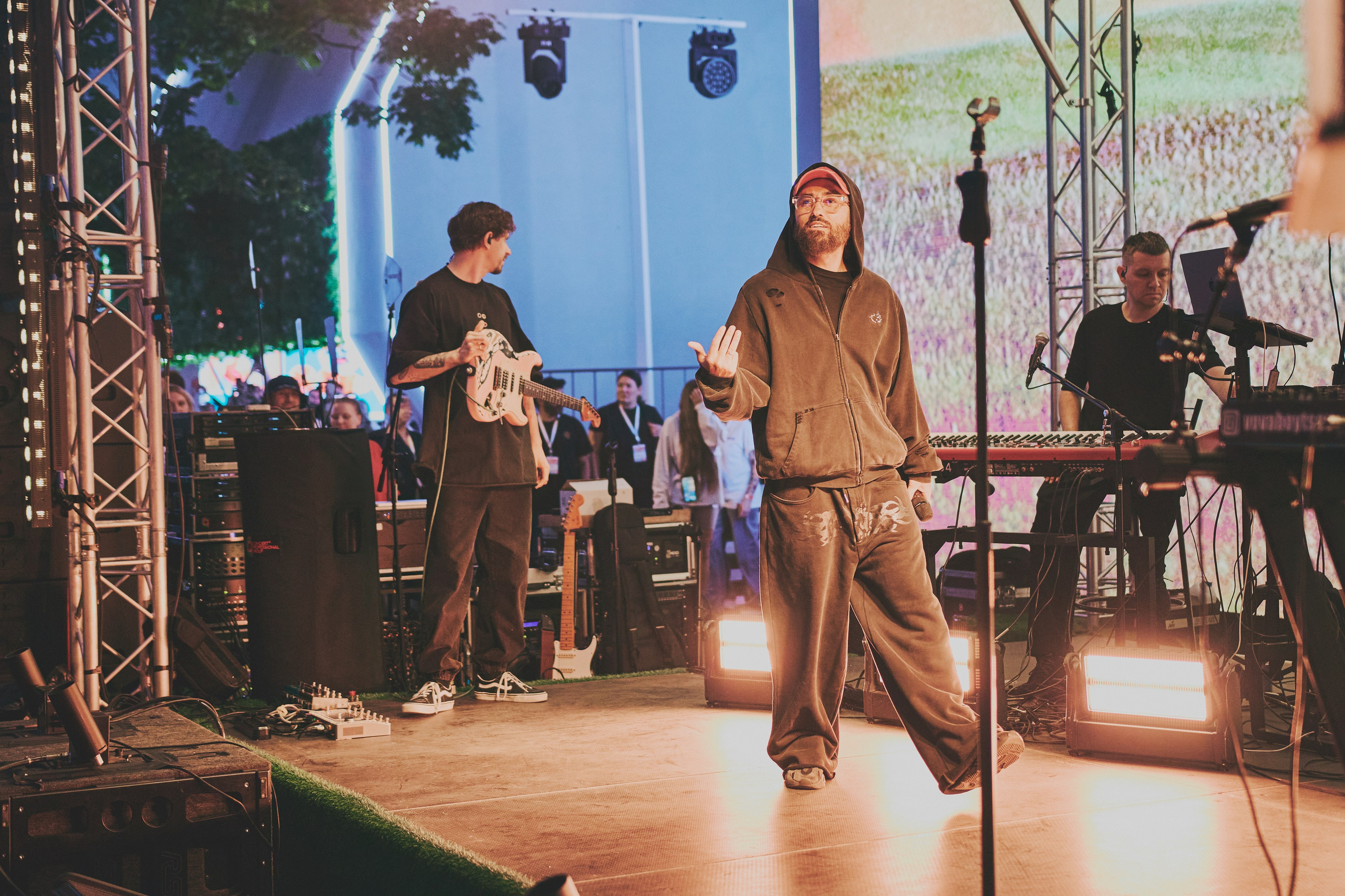 Съёмка с концерта МОТа: толпа фанатов и артист. Шилов Арсений — репортажный фотограф в Москве