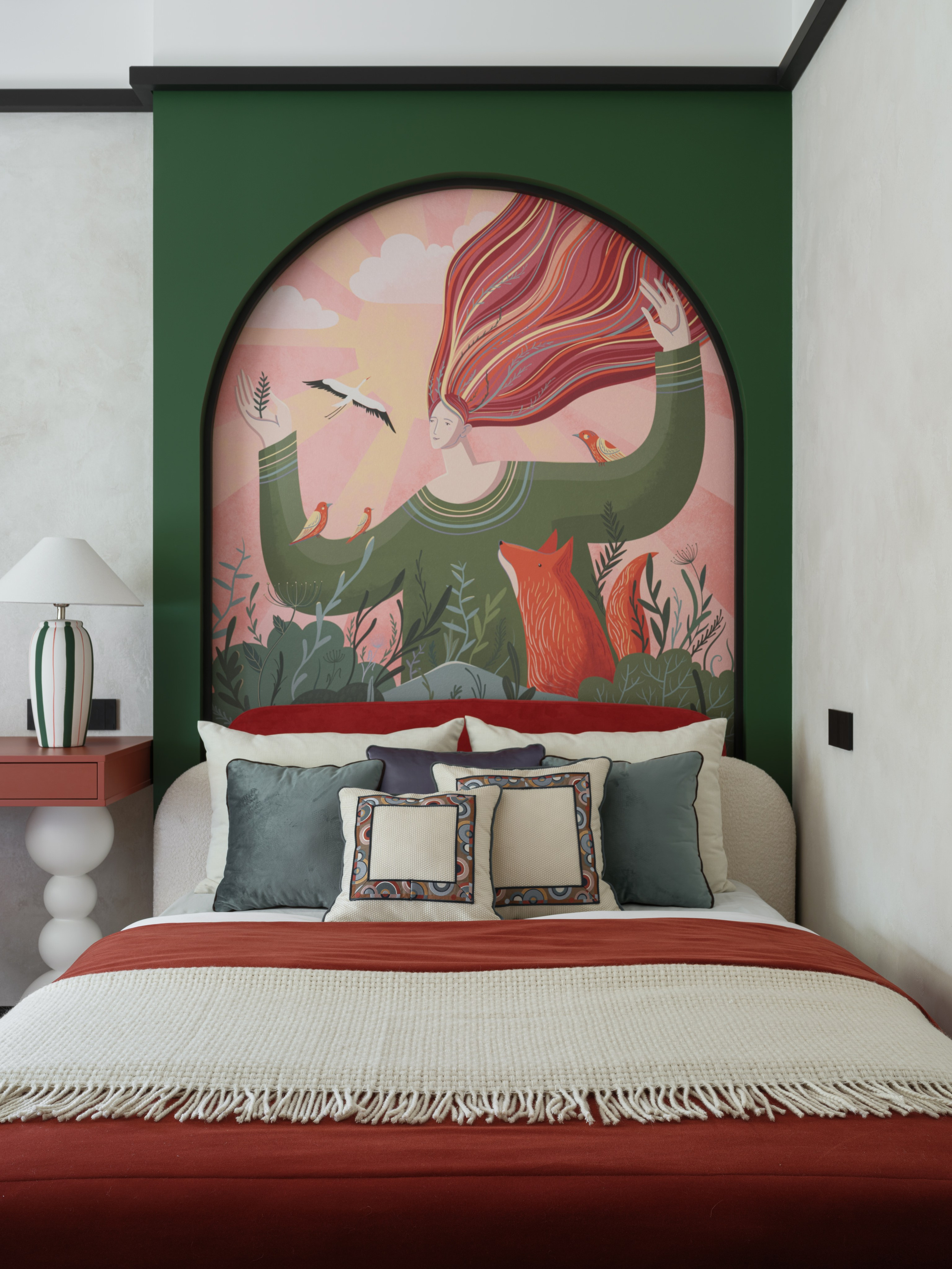 Спальня с зелёным изголовьем и декоративной графикой, выполненной в арочном проёме. Интерьер разработан дизайнером Наталией Шелепниковой, фото сделал Сергей Денисенко, стилизацию выполнила Алёна Бершацкая.