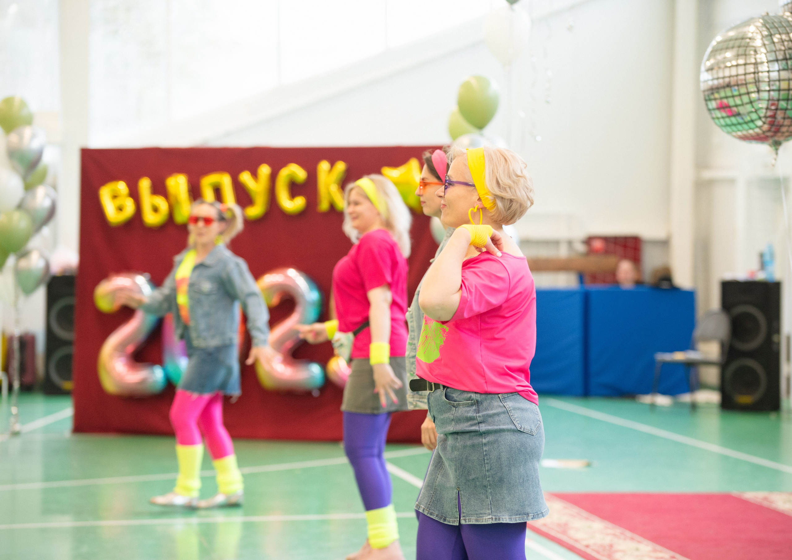 Съёмка выпускного в школе для 11 класса в Сургуте от профессионального школьного фотографа