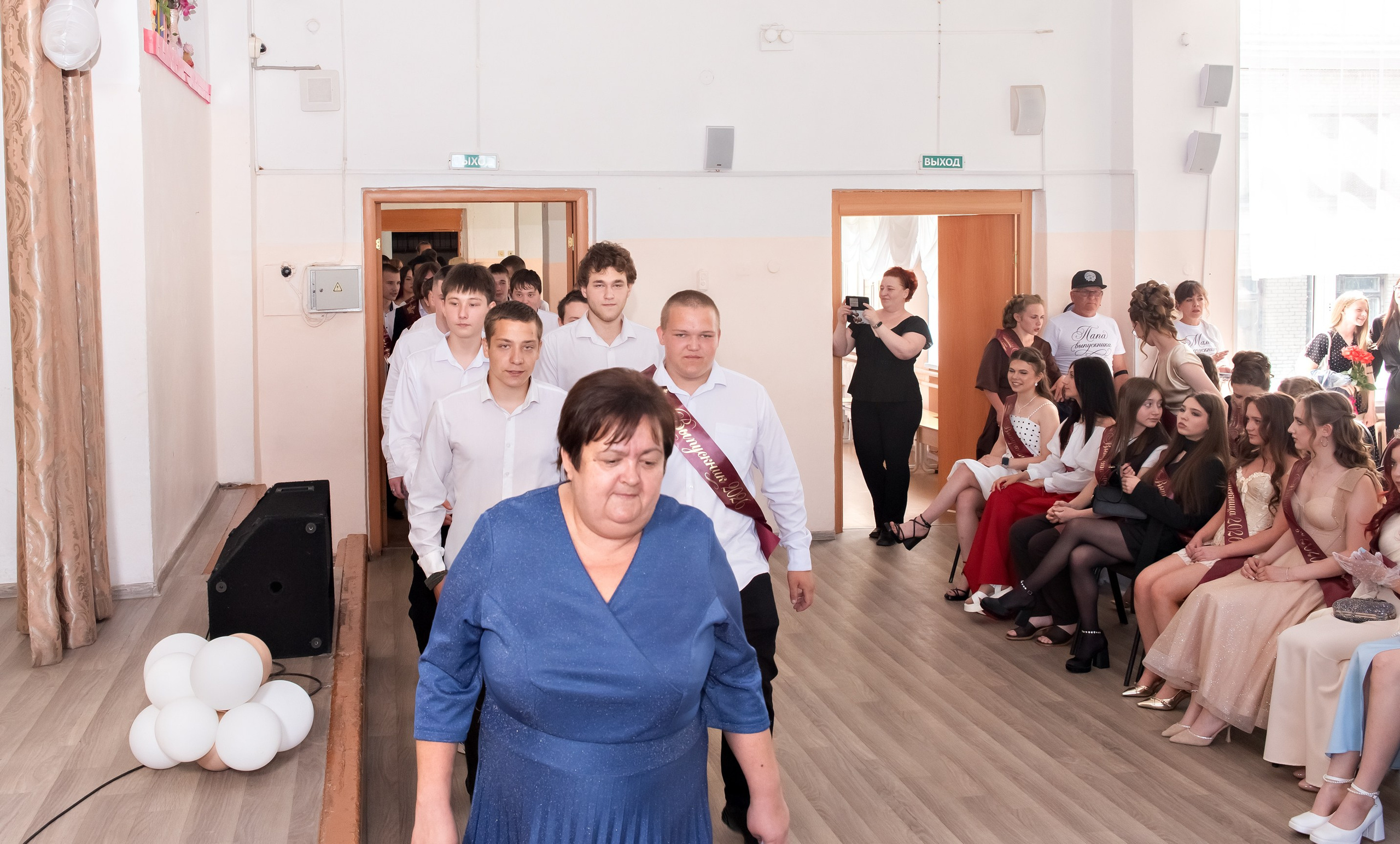 Выпускной школы № 3 вручение аттестатов в актовом зале. Свадебный и семейный фотограф в Кыштыме Челябинске Марина Шигапова