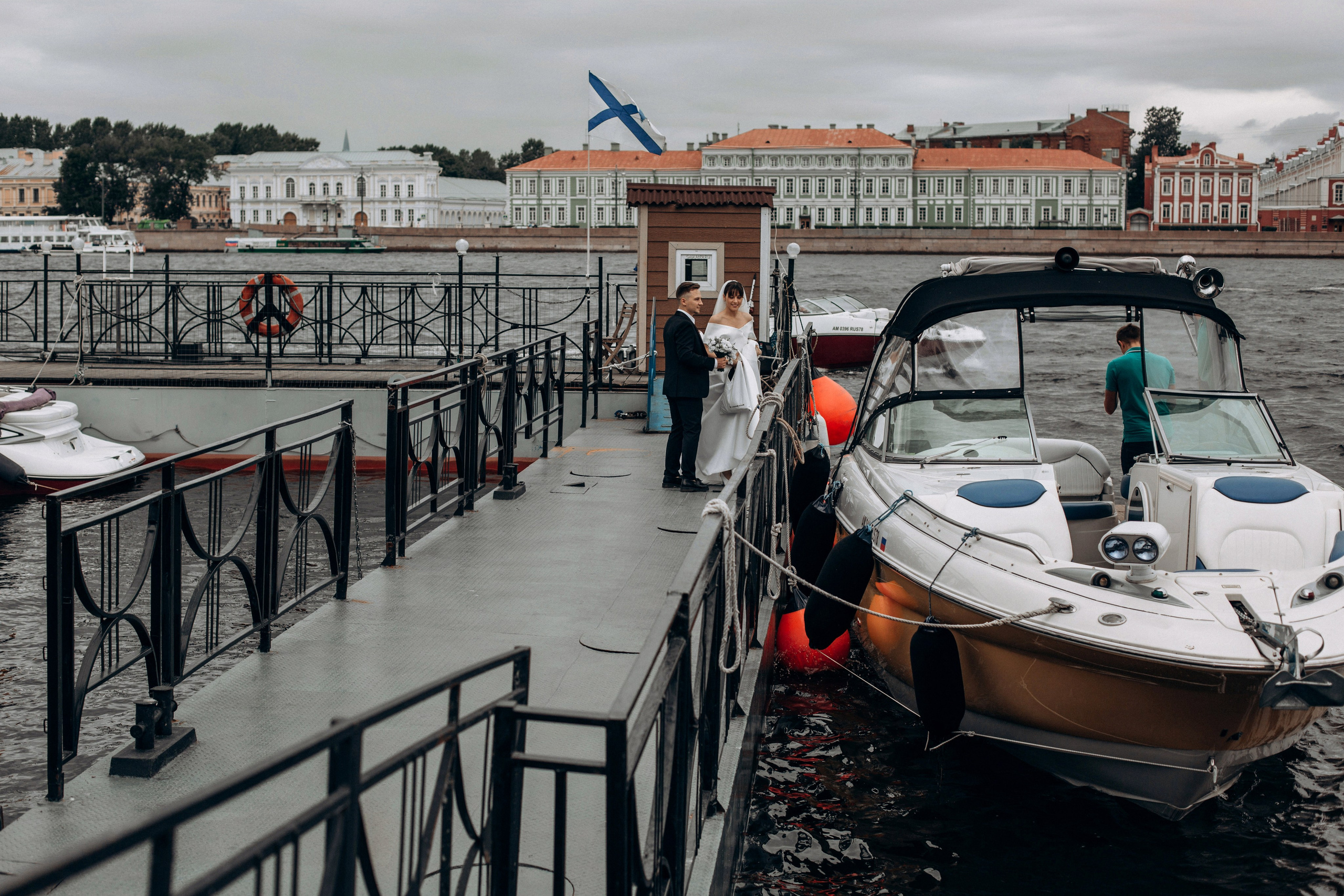 Свадьба на катере. Свадебный фотограф в Санкт-Петербурге Вика Стукачева