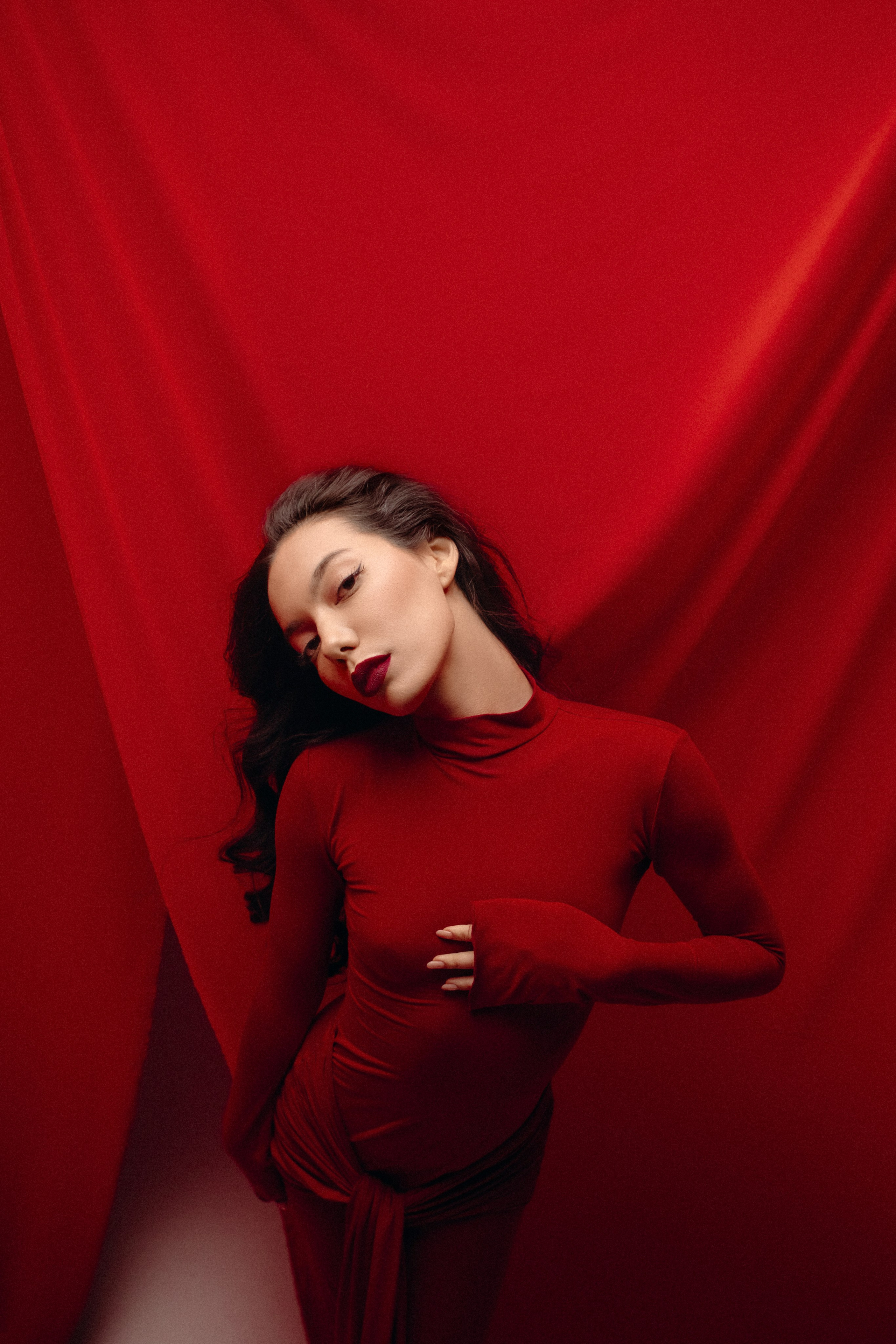 Арина. Фотосессия с красной тканью. Фотограф в Москве Ольга Сатони
