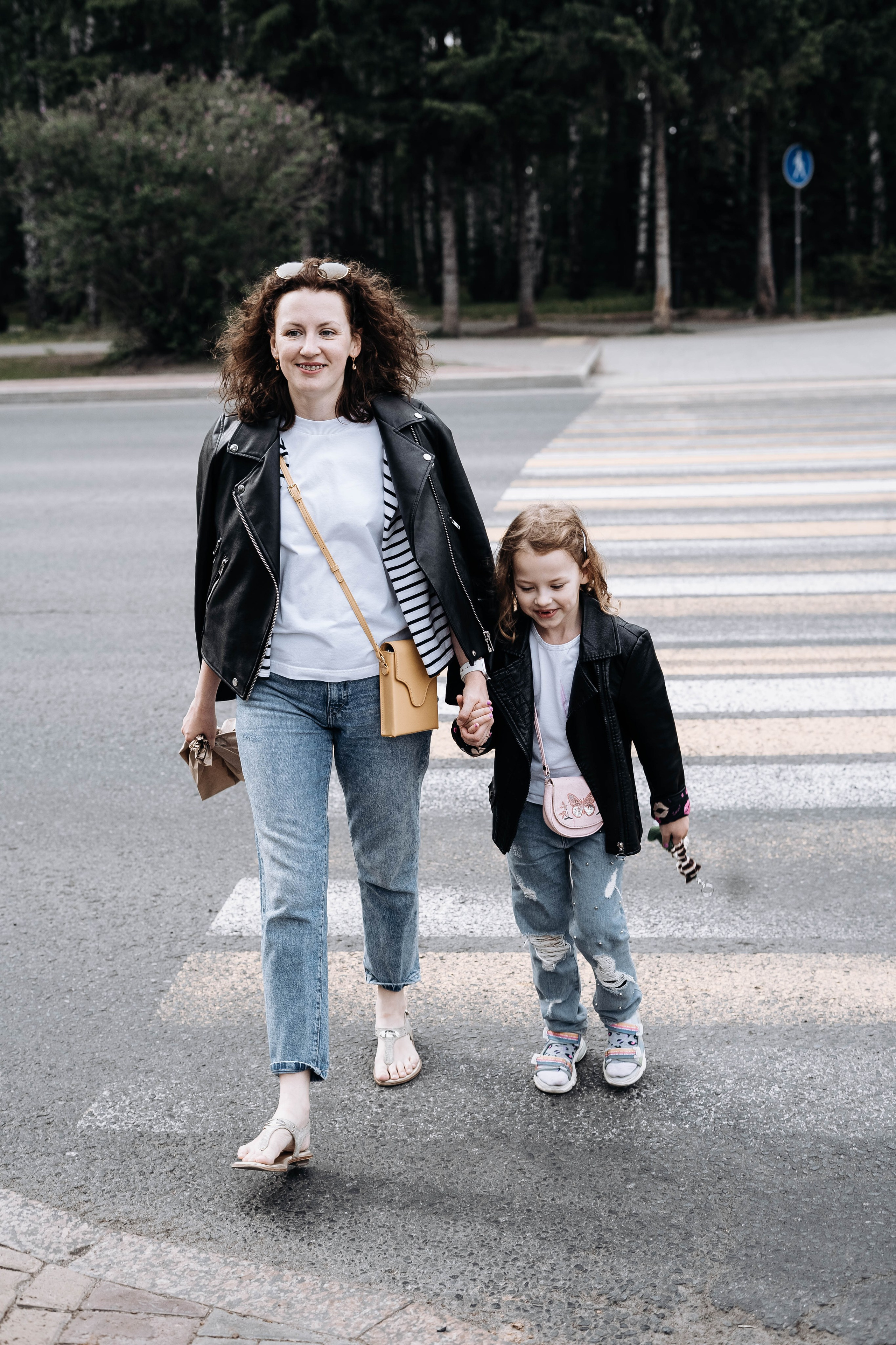 Маня и Аня ранним утром 🤍. Семейный фотограф в Томске Зарина Азизбаева