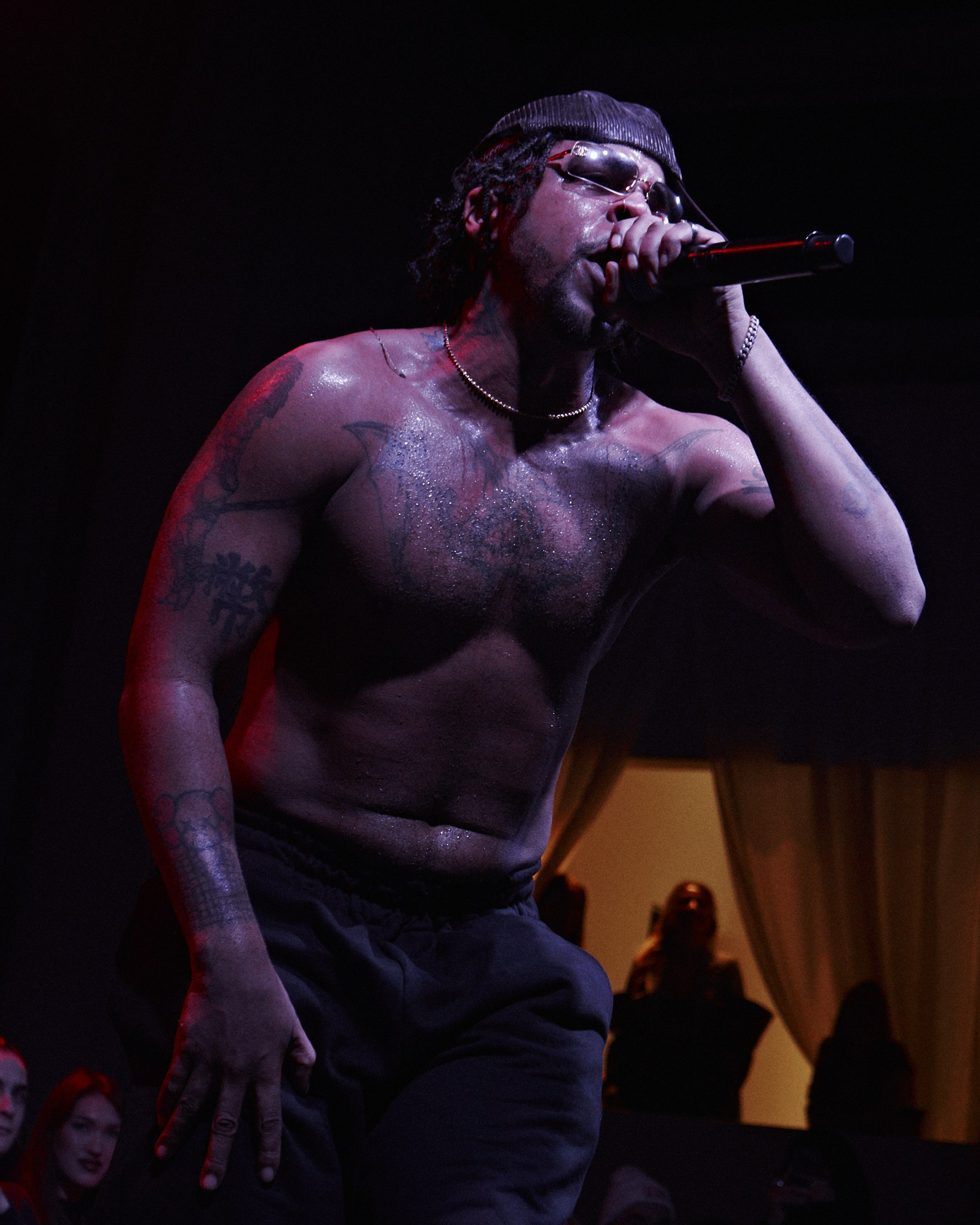 Azizi Gibson. NOIZOMAX Художественный фотограф в Дубай