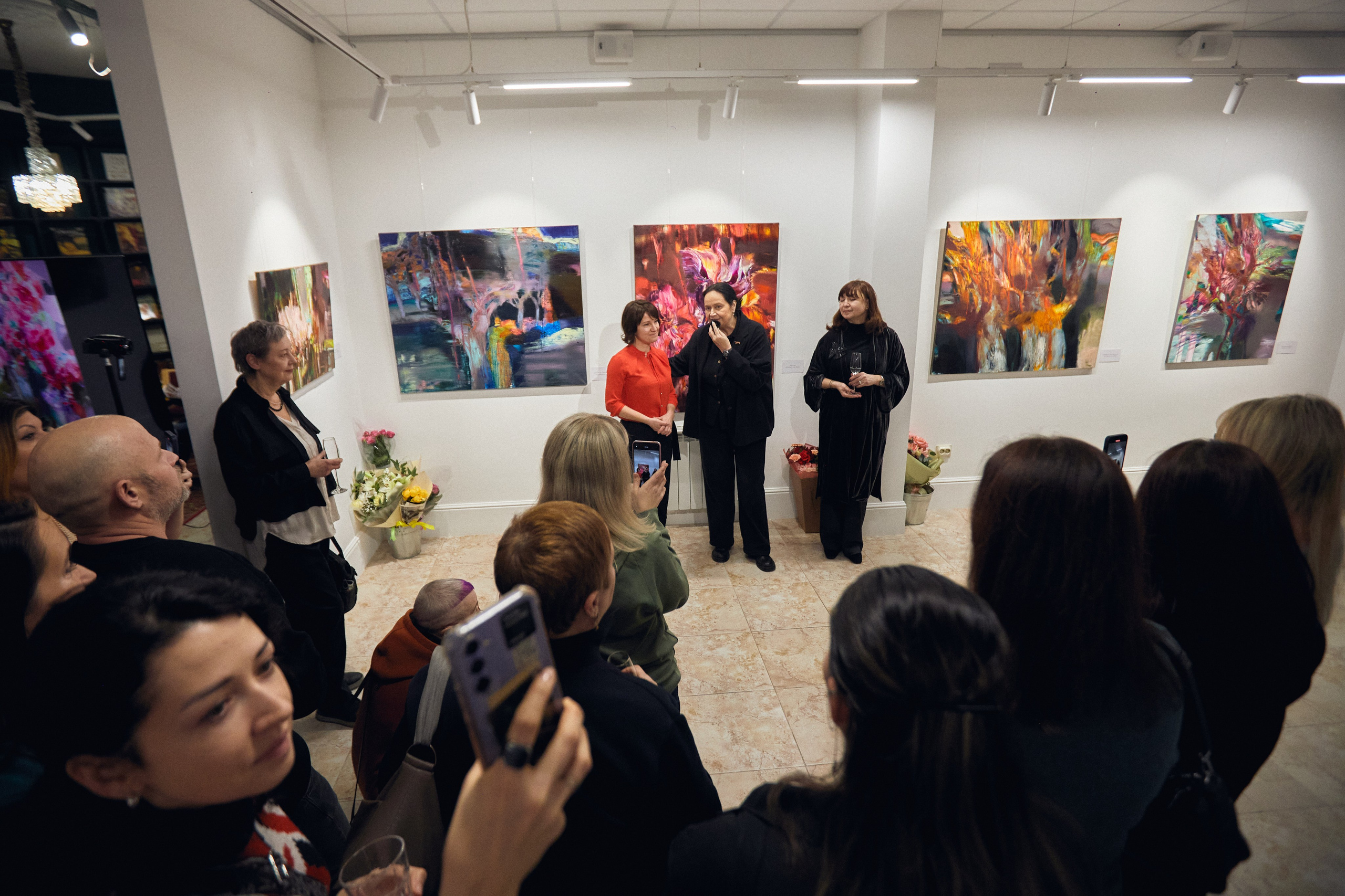 Открытие выставки краснодарской художницы Ларисы Блохиной. Фотограф Юлия Маринина