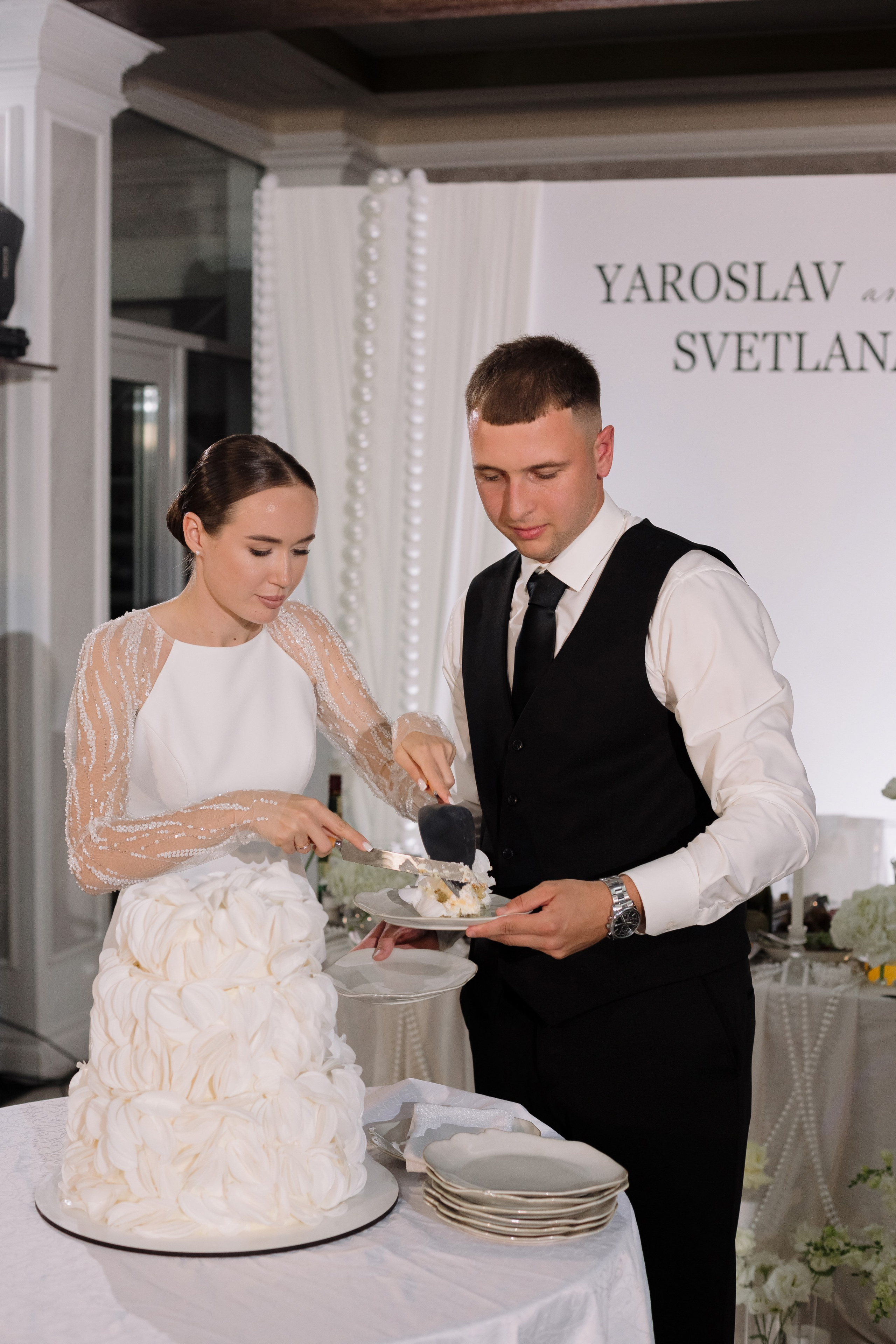 Ярослав и Светлана разрезают свадебный торт на банкете в Golden Horse, Таганрог