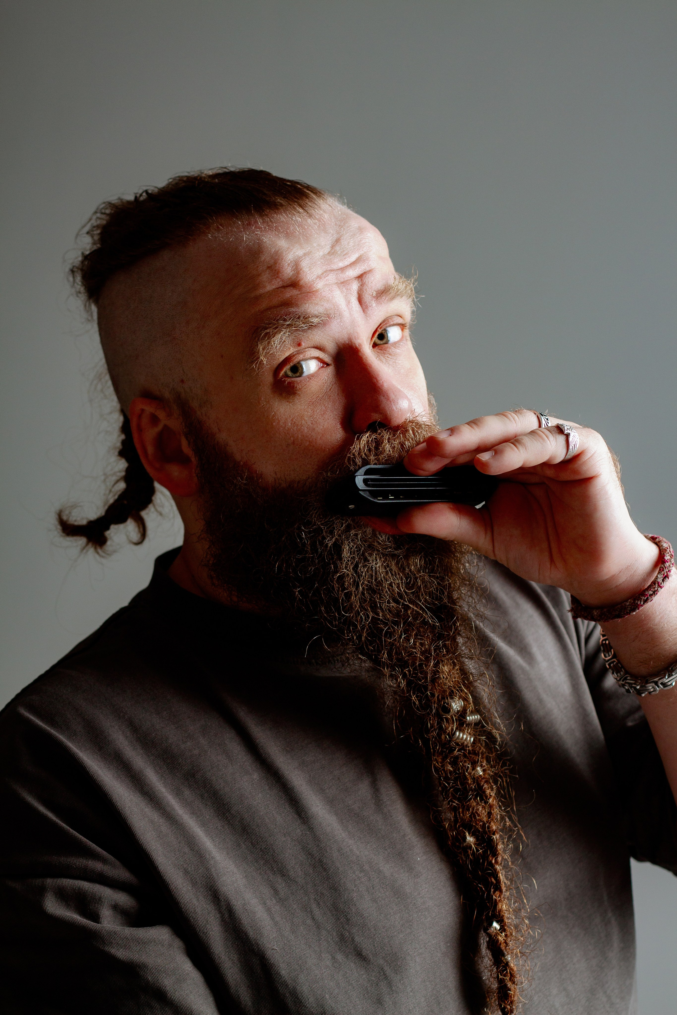 Борис Плотников. Губная гармоника. Мужской портрет, фотосессия для музыканта. Фотограф в Екатеринбурге Пойгина Елена