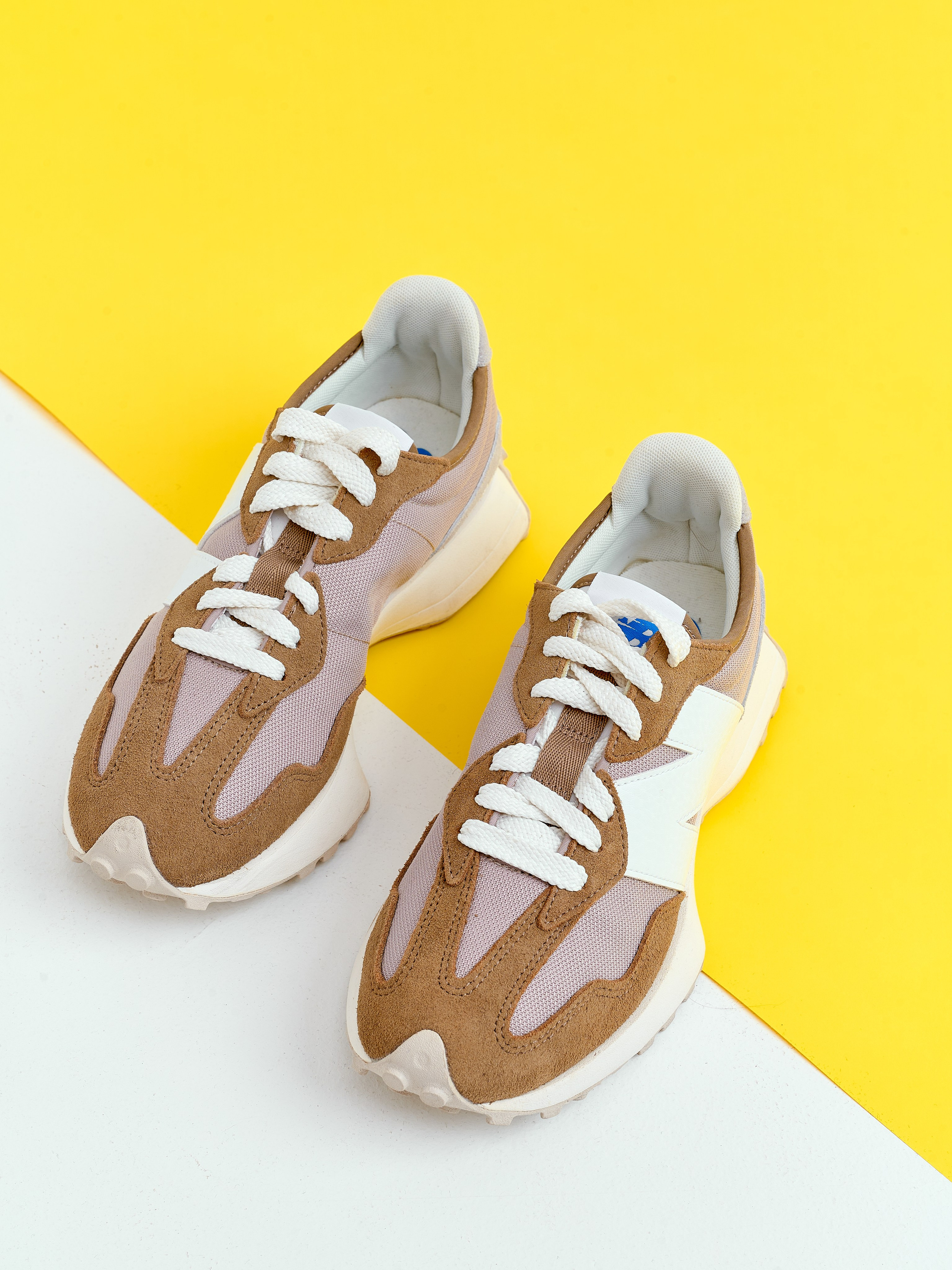 удобные современные кроссовки на нейтральном фоне екатеринбург фотограф