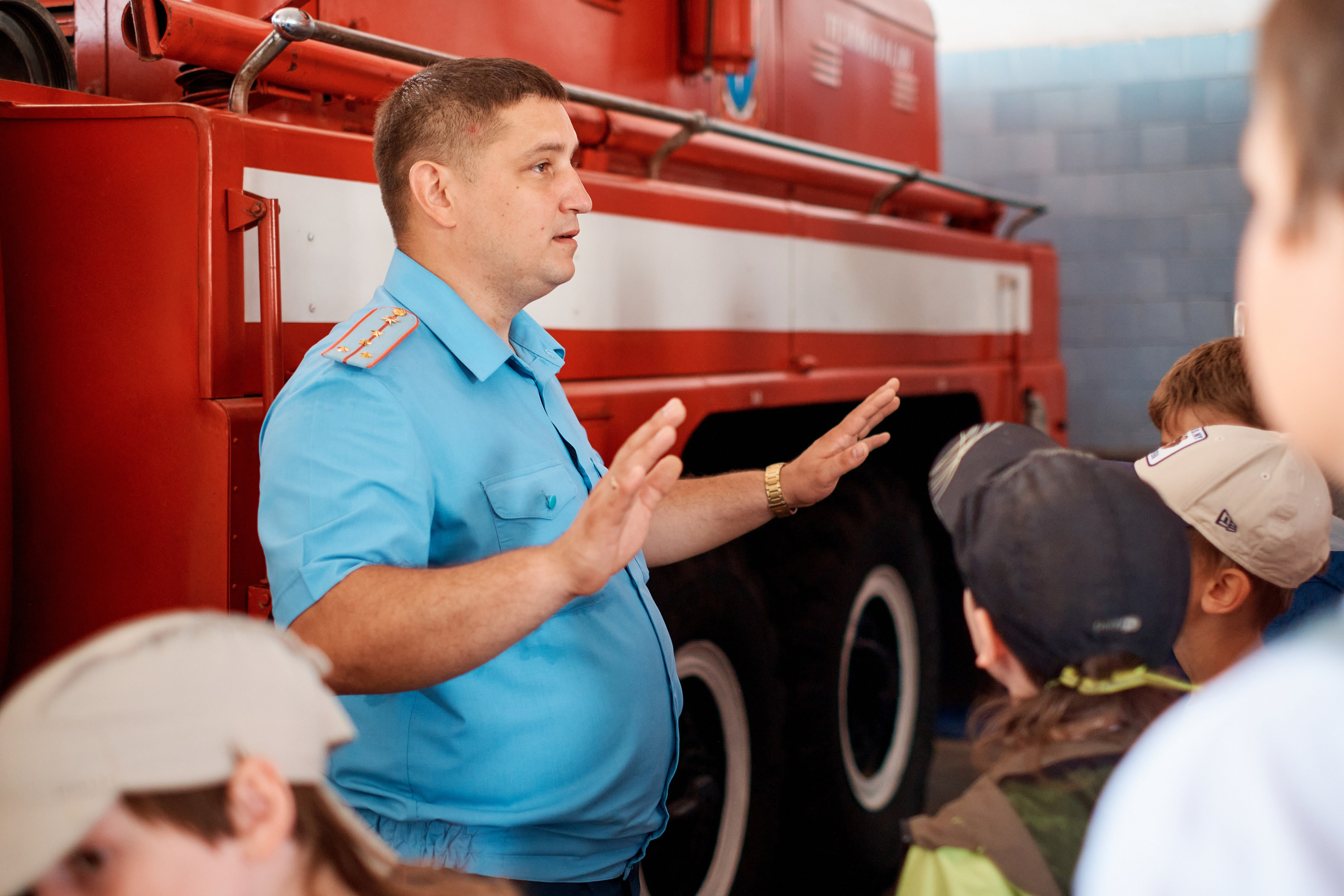 Детский лагерь ДЮНА. Поход в «Пожарно-спасательную часть № 22». Фотограф Таганрог Анна Трайжон