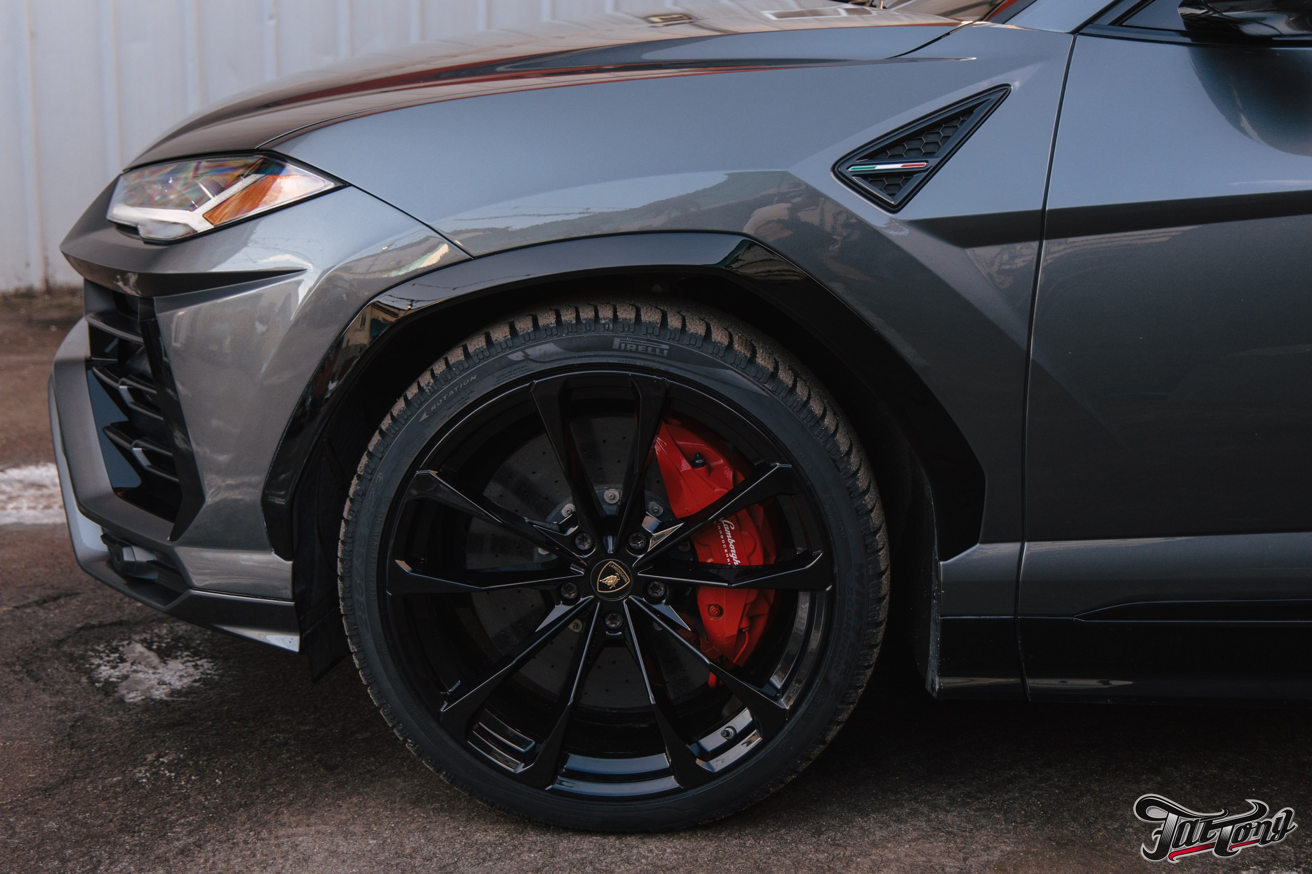 Lamborghini Urus перешив поврежденных элементов салона, окрас капота и деталей. DeLorein