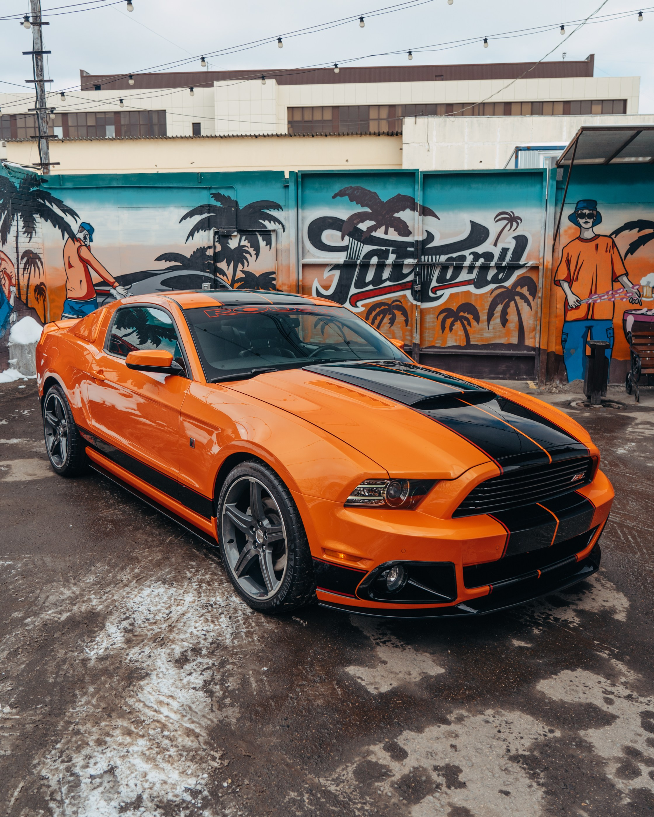 Ford Mustang Roush оранжевый окрас кузова и выкрас полос. DeLorein