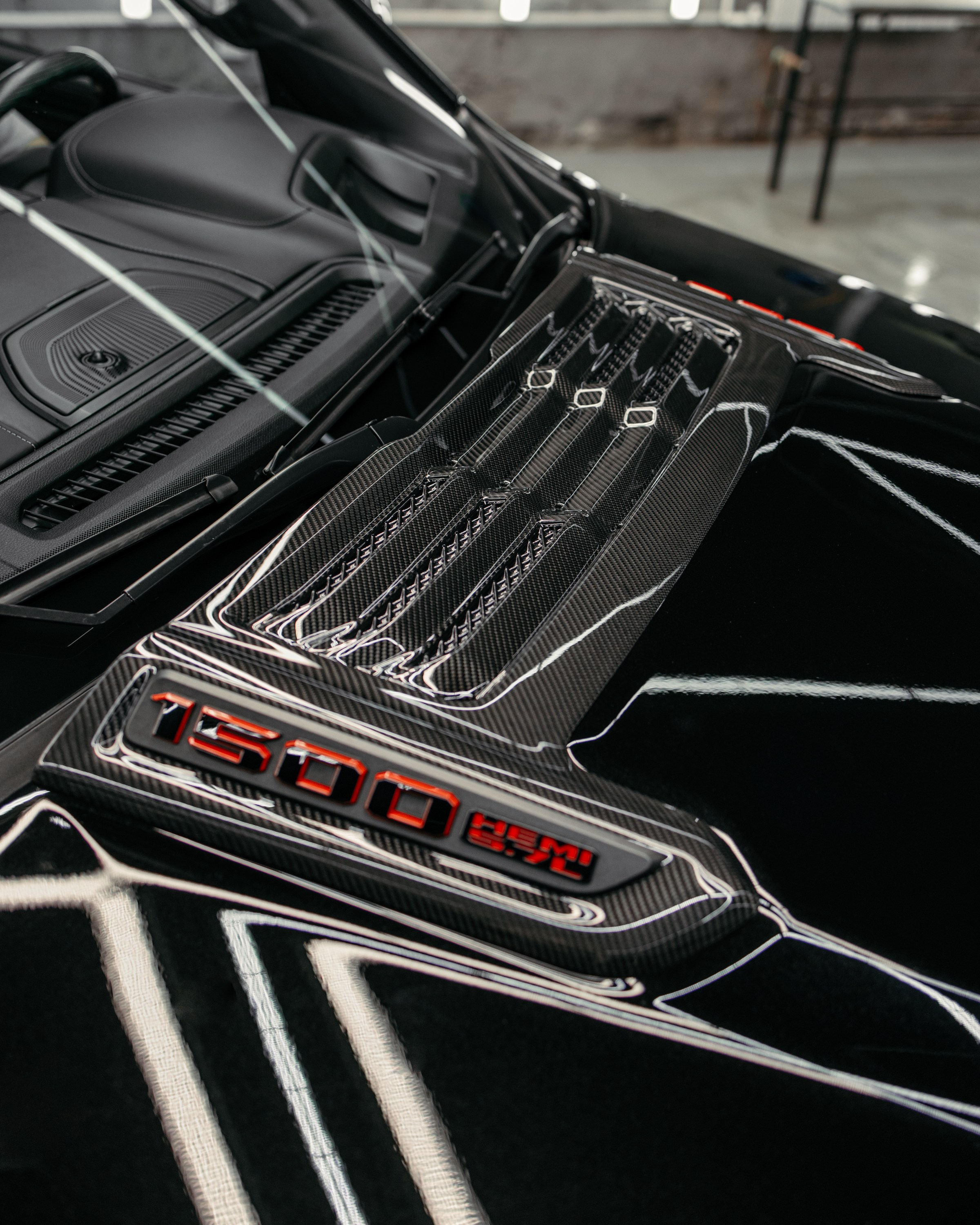 Ram 1500 ламинация карбоном, окрас шильдов, проушин, установка света в решетку. DeLorein