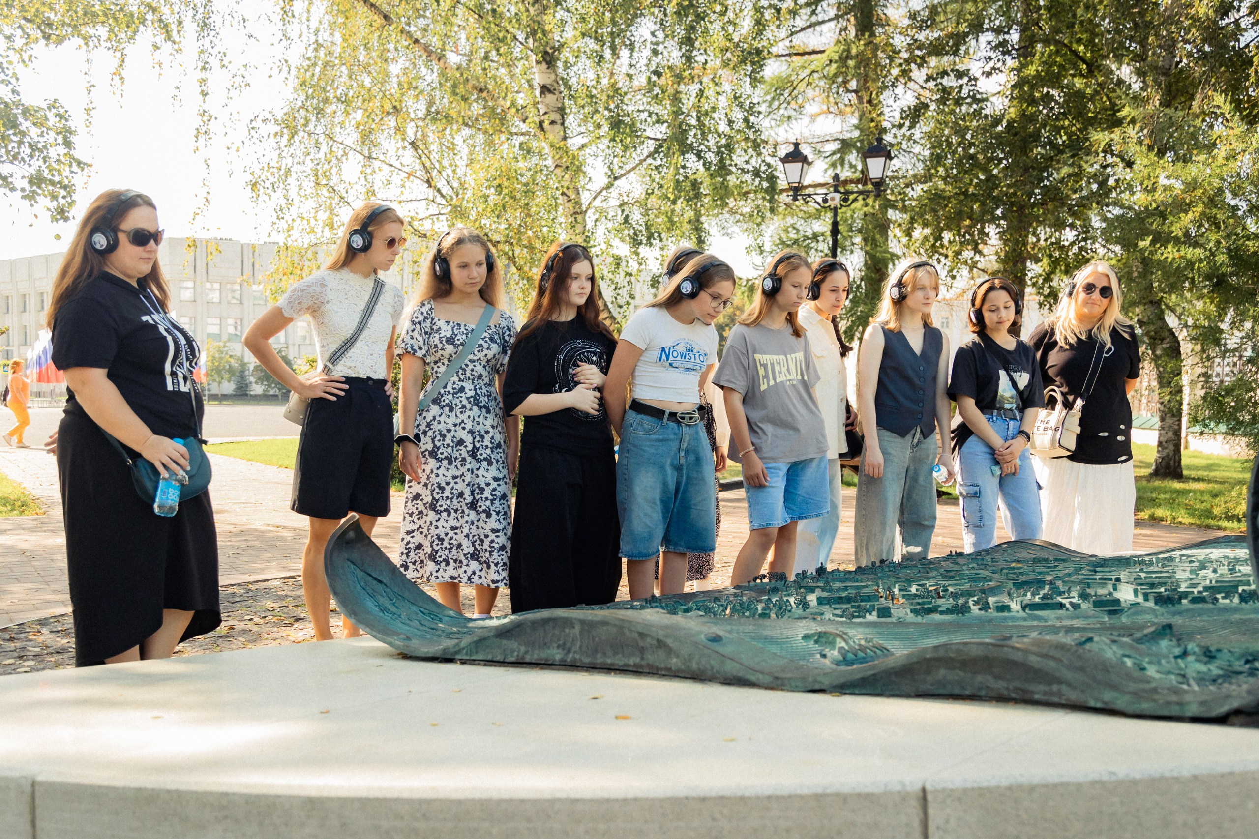 Экскурсия. На каждом снимке всегда два человека: фотограф и зритель