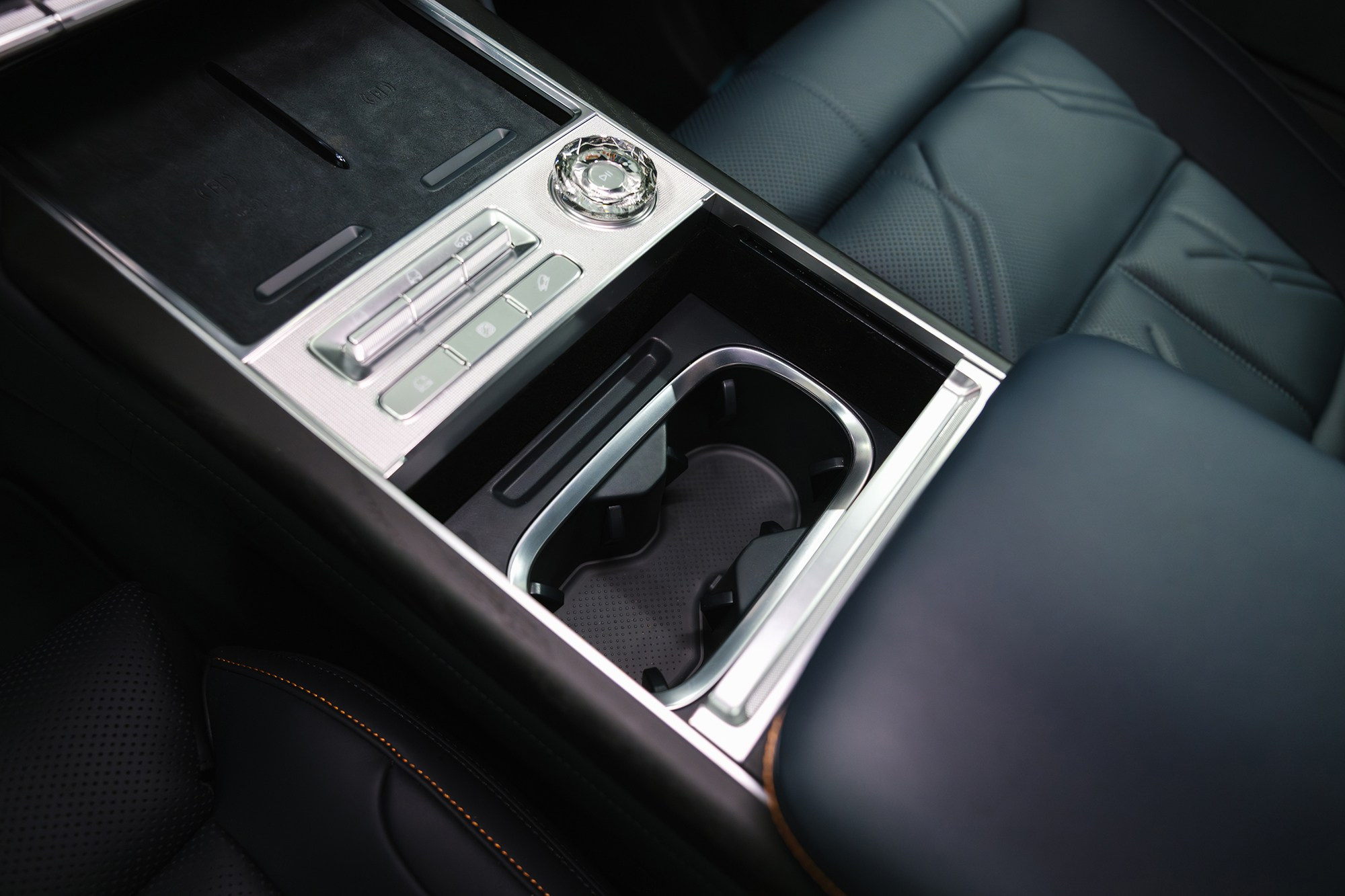 Zeekr 9X 2.0hyb 4WD AT (1401 л. с.) 2025. Автосалон «Х-Авто»