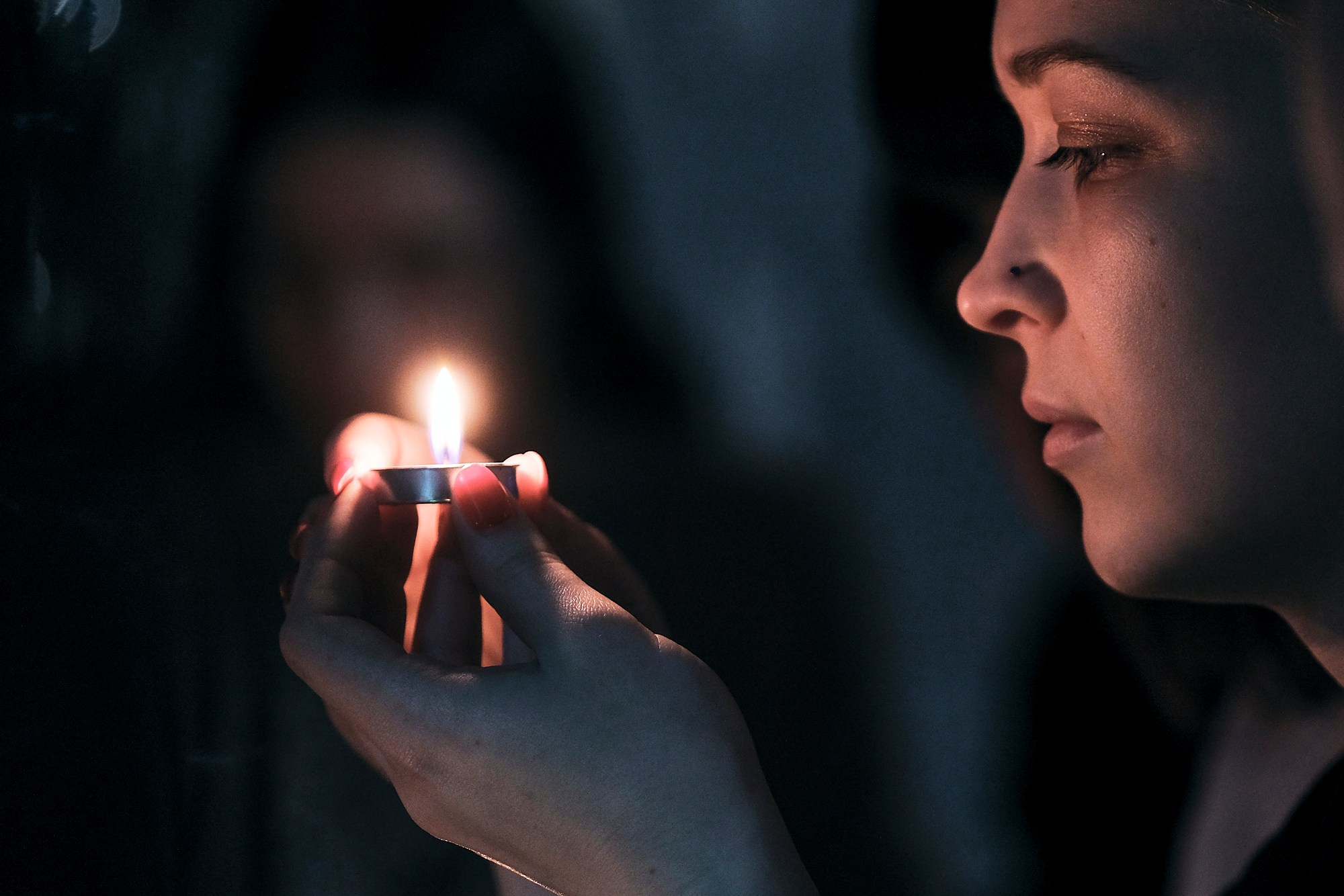 Девушка во время святочных гаданий перед Рождеством. 6 января, 2023. Никита Гольцов / РИА Томск.