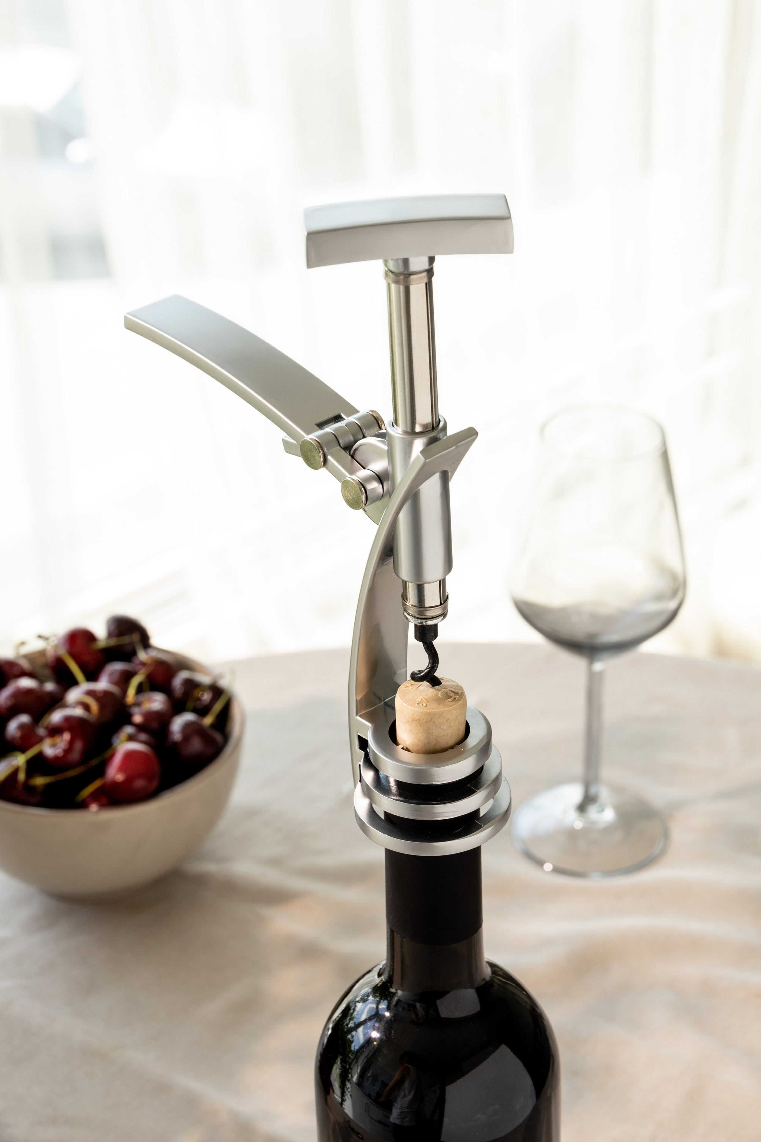 Сила момента откупоривания. Динамичная фотосъемка штопора в работе.