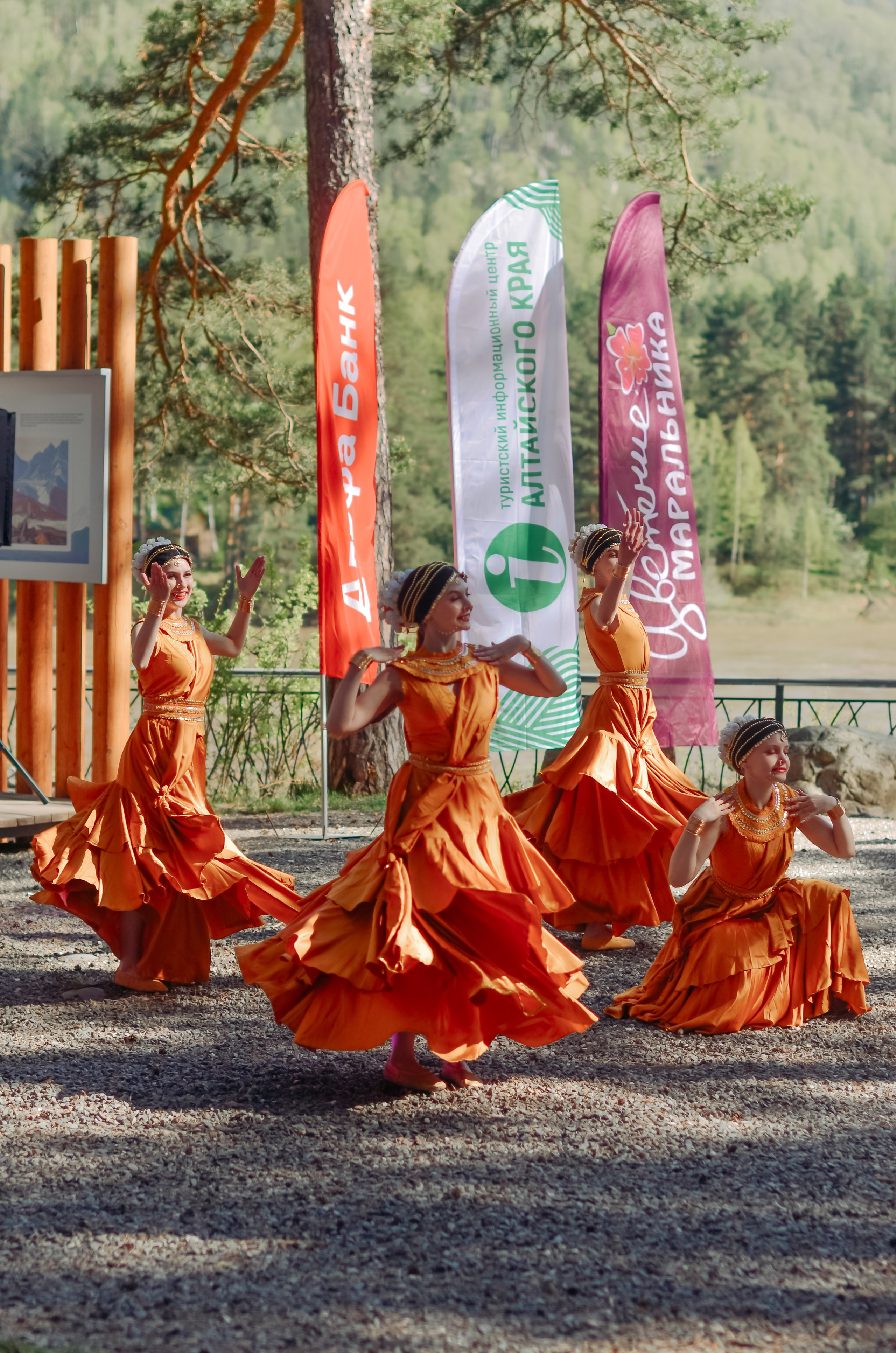 Фестиваль «Цветение Маральника на Алтае 2025». Фоторепортаж. Денисова Аля — фотограф для парных съемок и индивидуальных историй в Барнауле