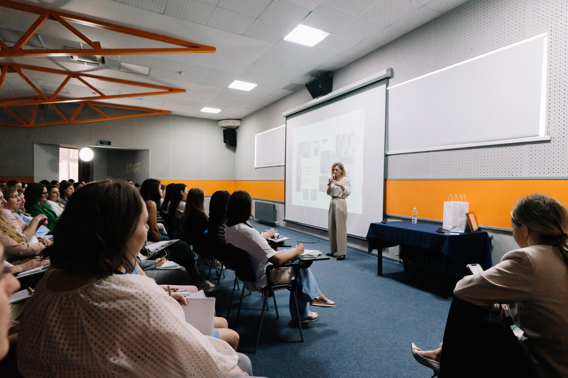 спикер выступает на конференции