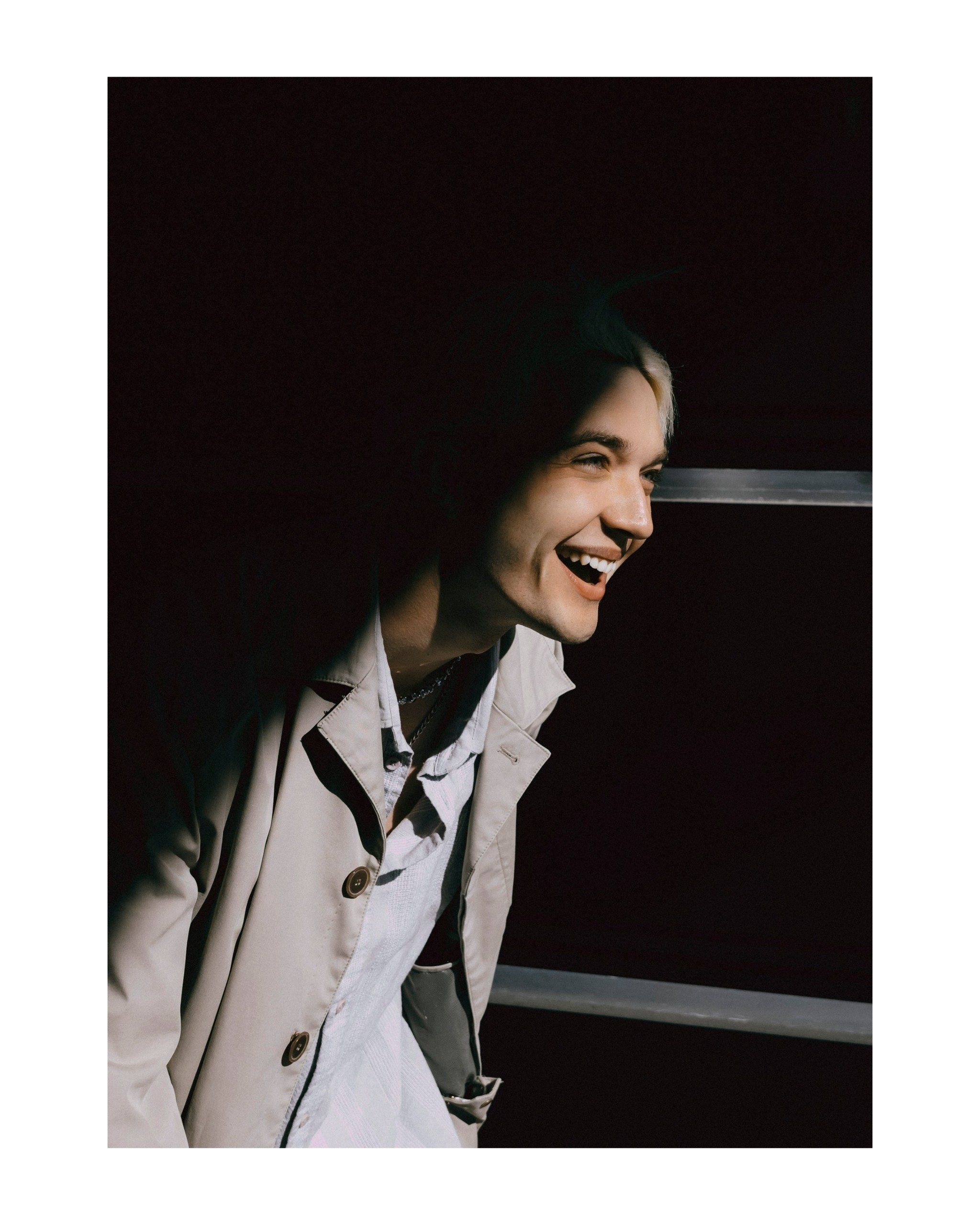 парень смеется в солнечный день