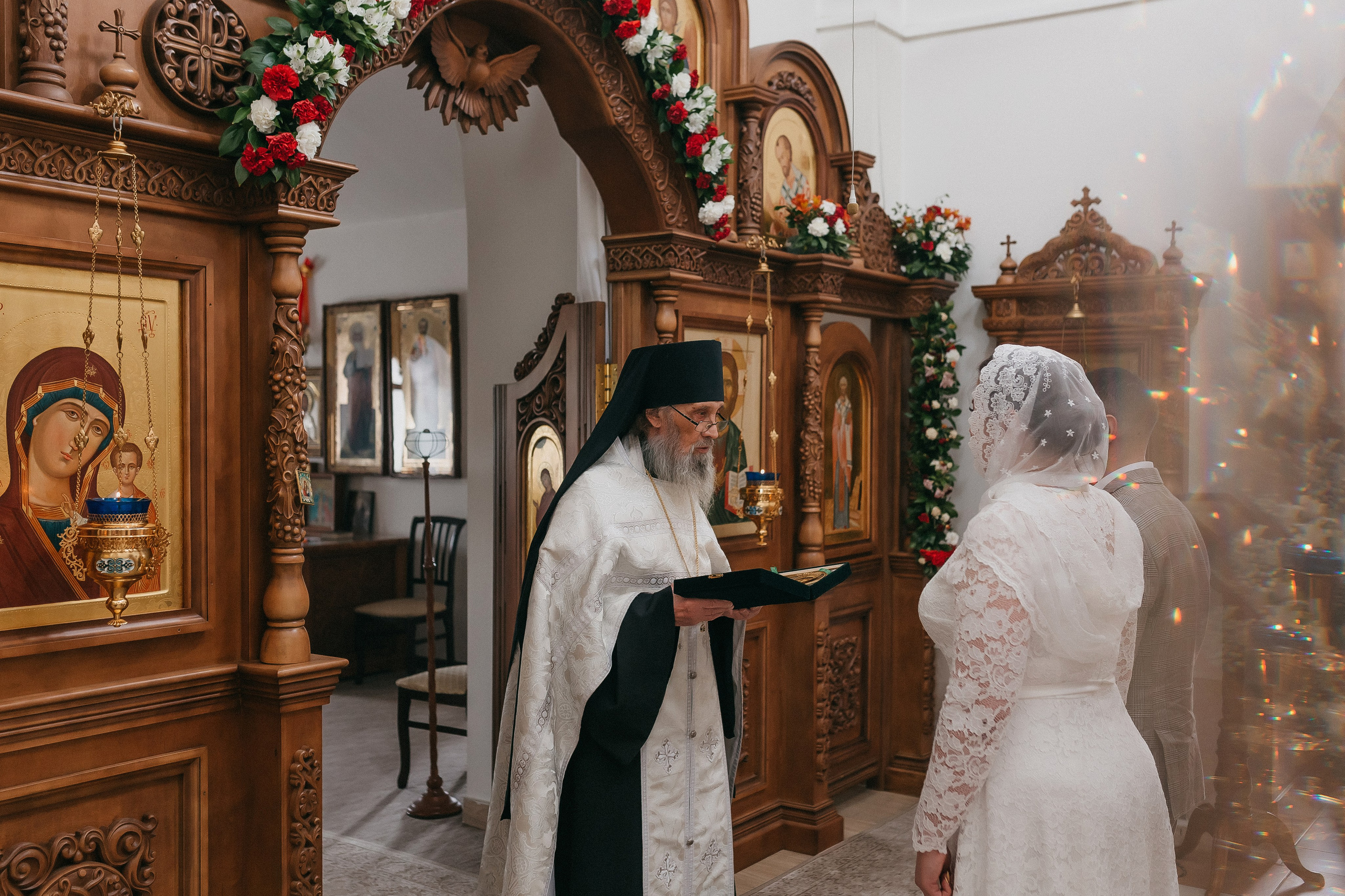 Венчание Анастасии и Вячеслава. Храм Лазаря Четверодневного. Семейный фотограф в Сургуте