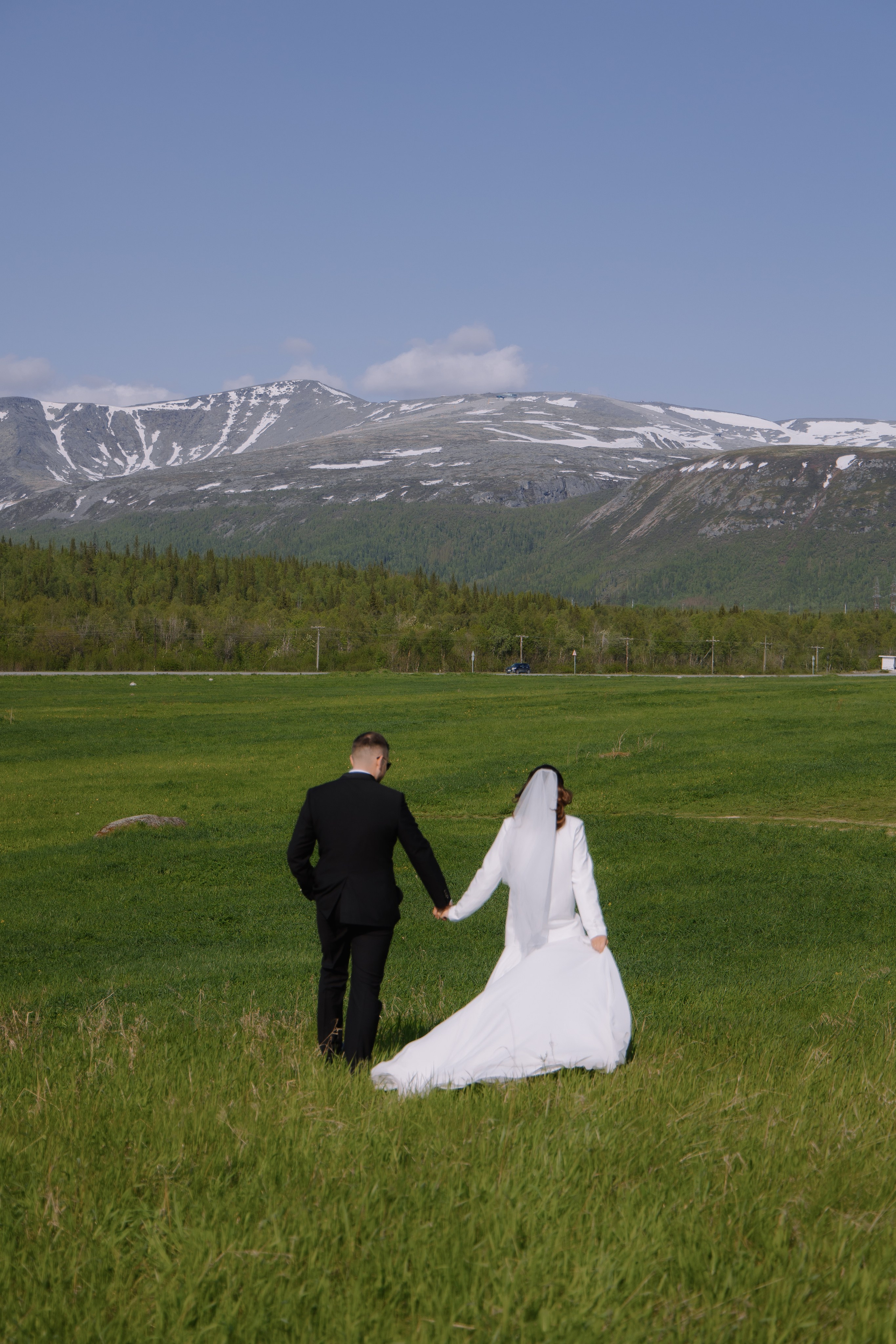 Горный массив становится свидетелем зарождения новой семьи, навсегда сохранив этот особенный момент.