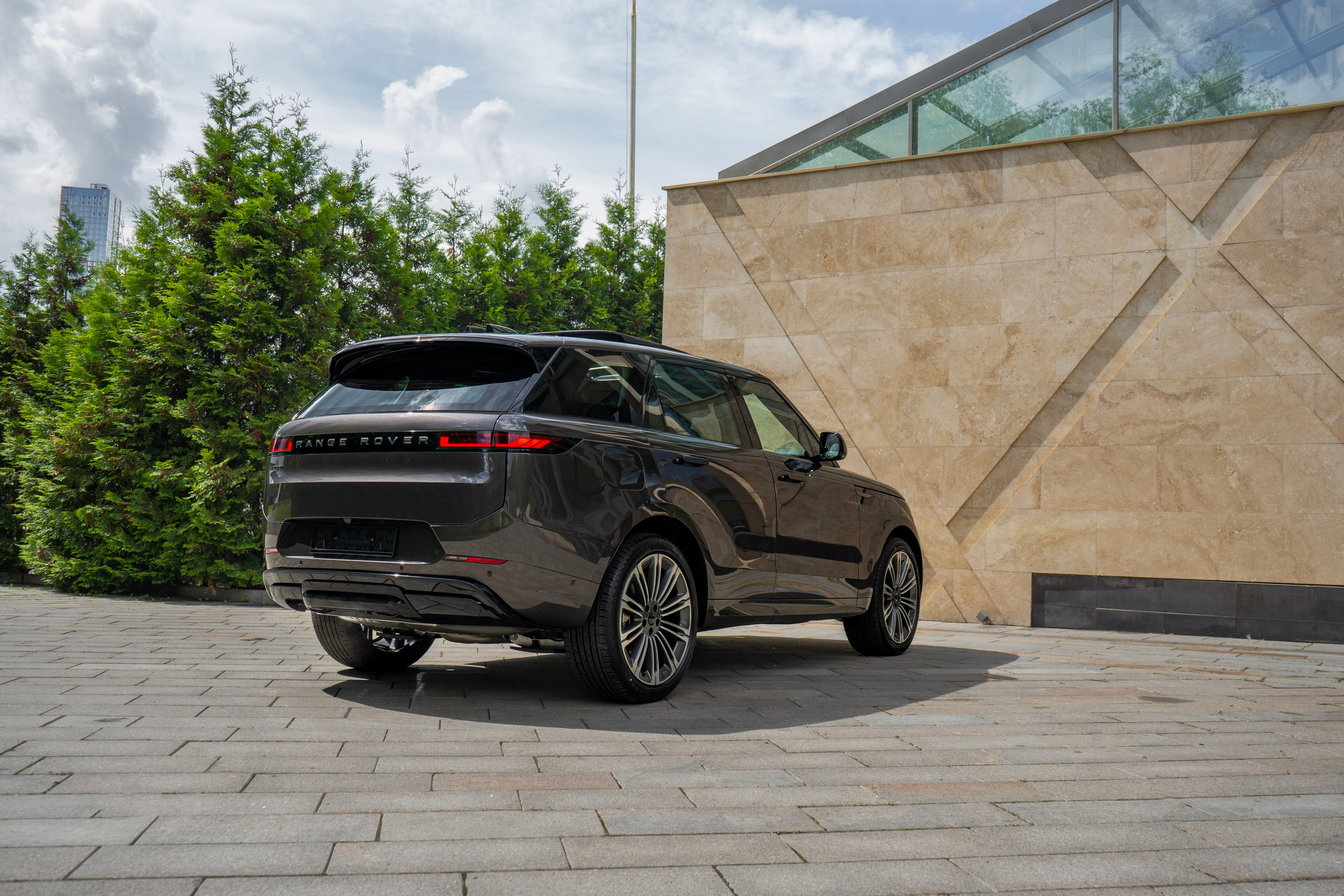 Range Rover Sport 2026. Автомобильный фотограф Ногинск Денис Городок