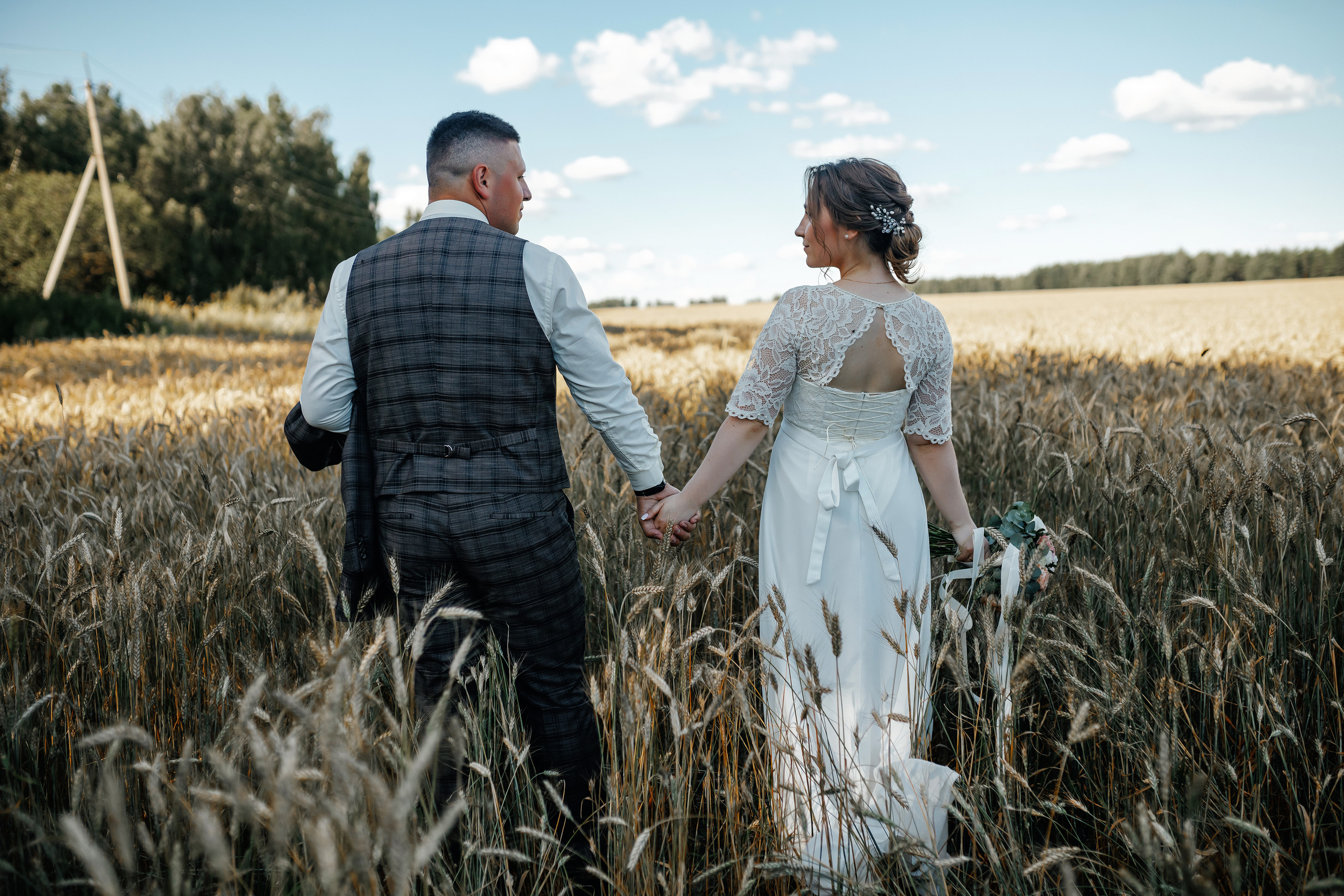 Свадебная прогулка в поле. Фотограф во Владимире Татьяна Бабикова