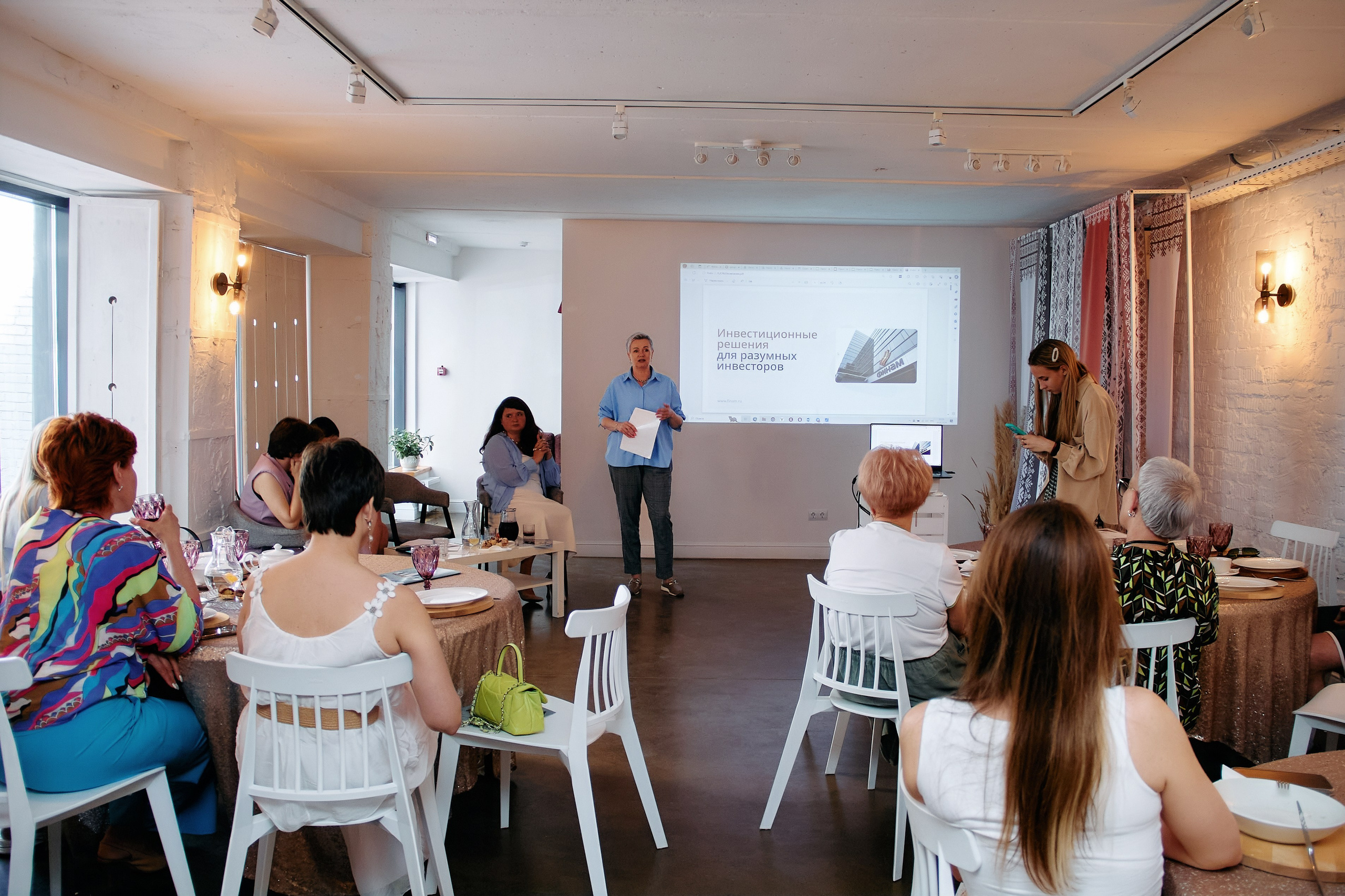 Деловой разговор «Перспективы инвестиций в 2024 году». Фотограф в Смоленске Ася Польшина