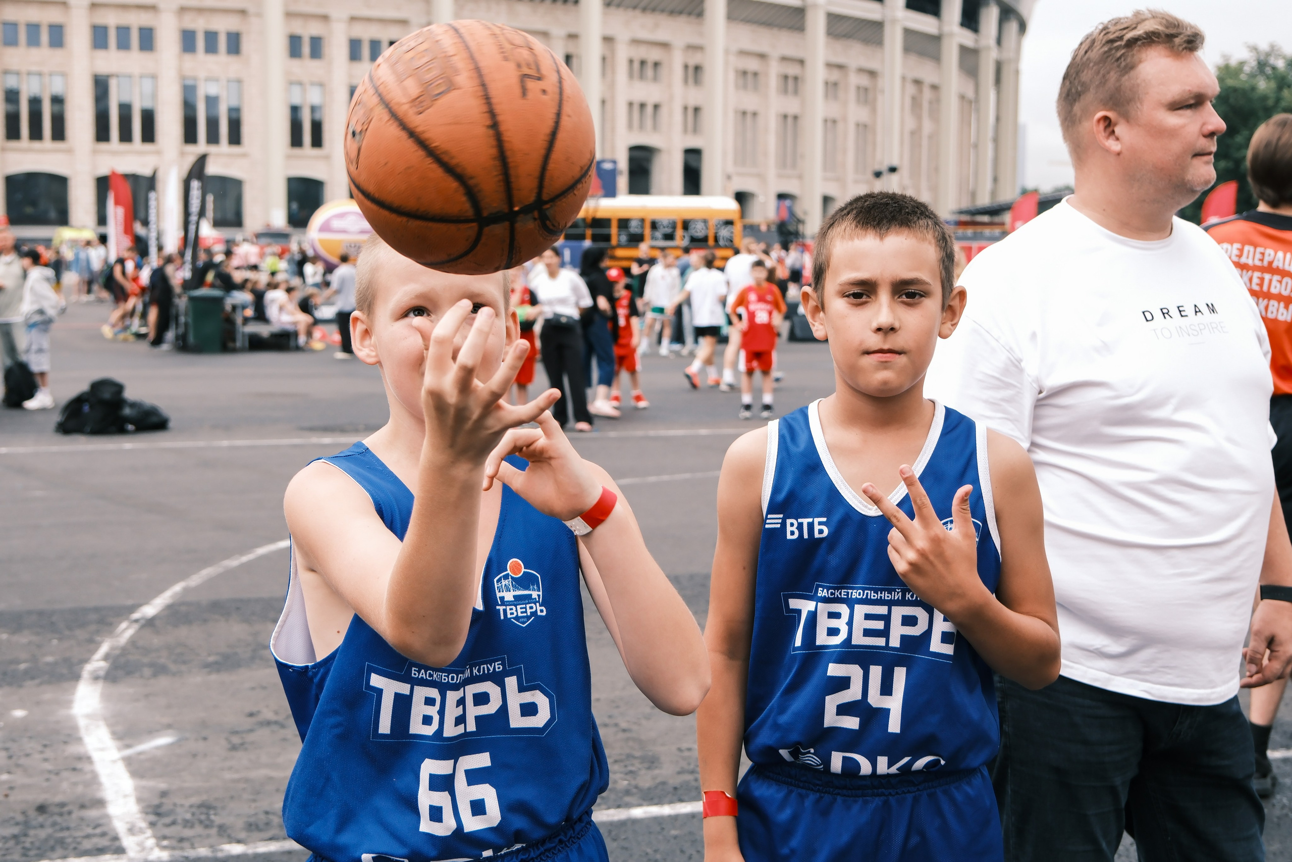 Игроки в стритбол на турнире в Лужниках в Москве