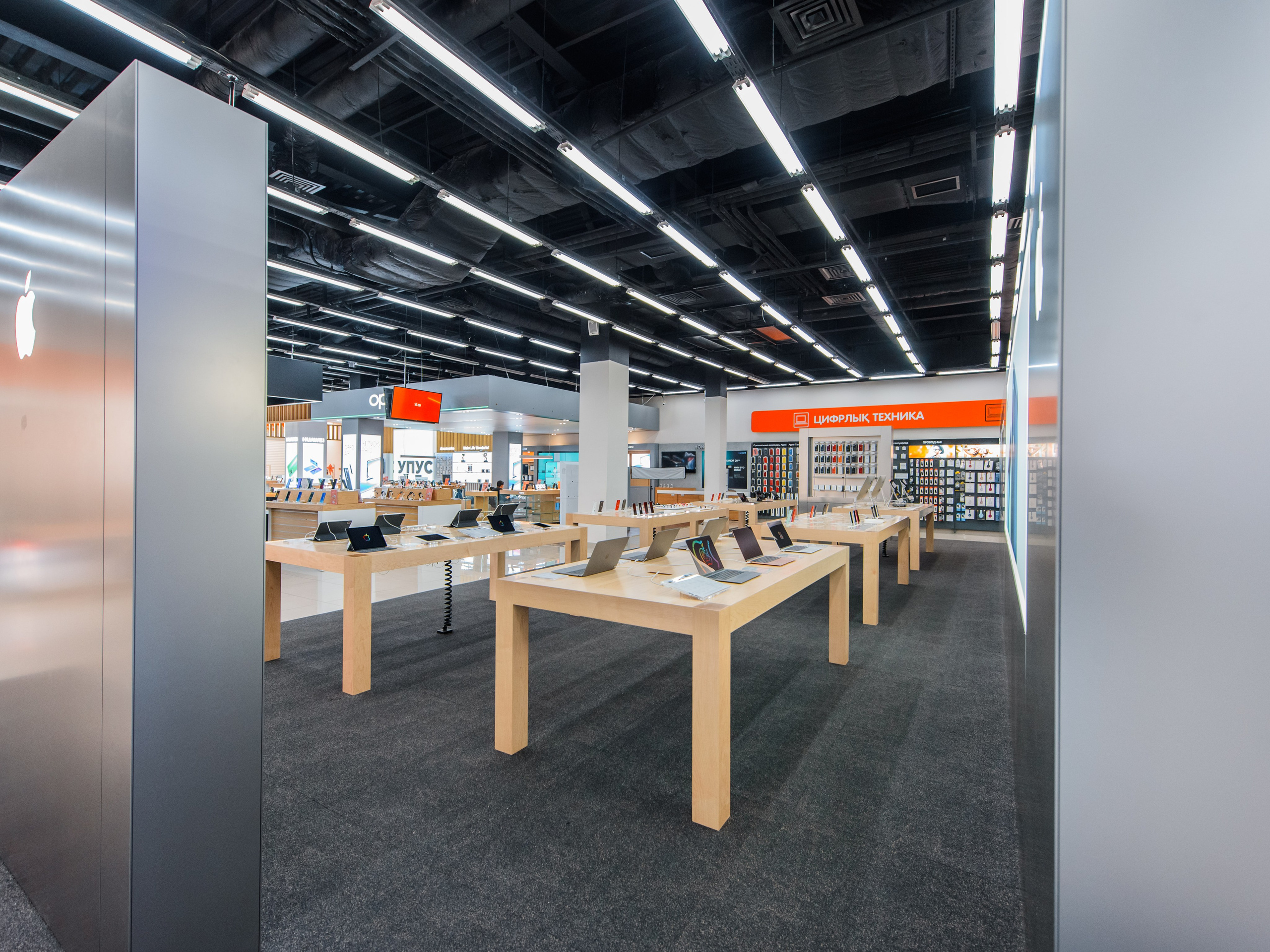 Витрины с техникой Apple. Интерьерный и репортажный фотограф в Алматы