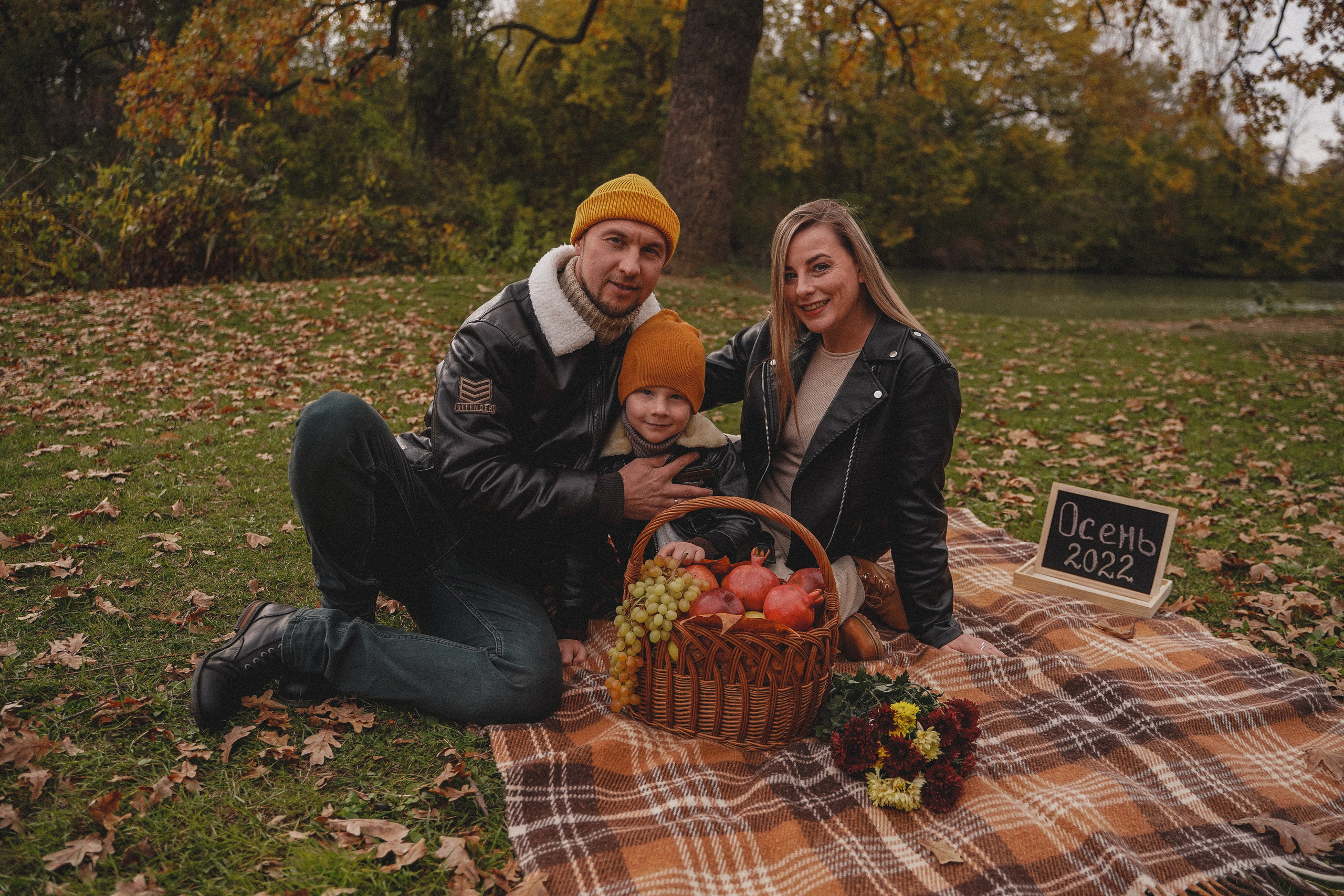 Семейная осенняя фотосессия у реки. Семейный и женский фотограф в Краснодаре Анастасия Приймак