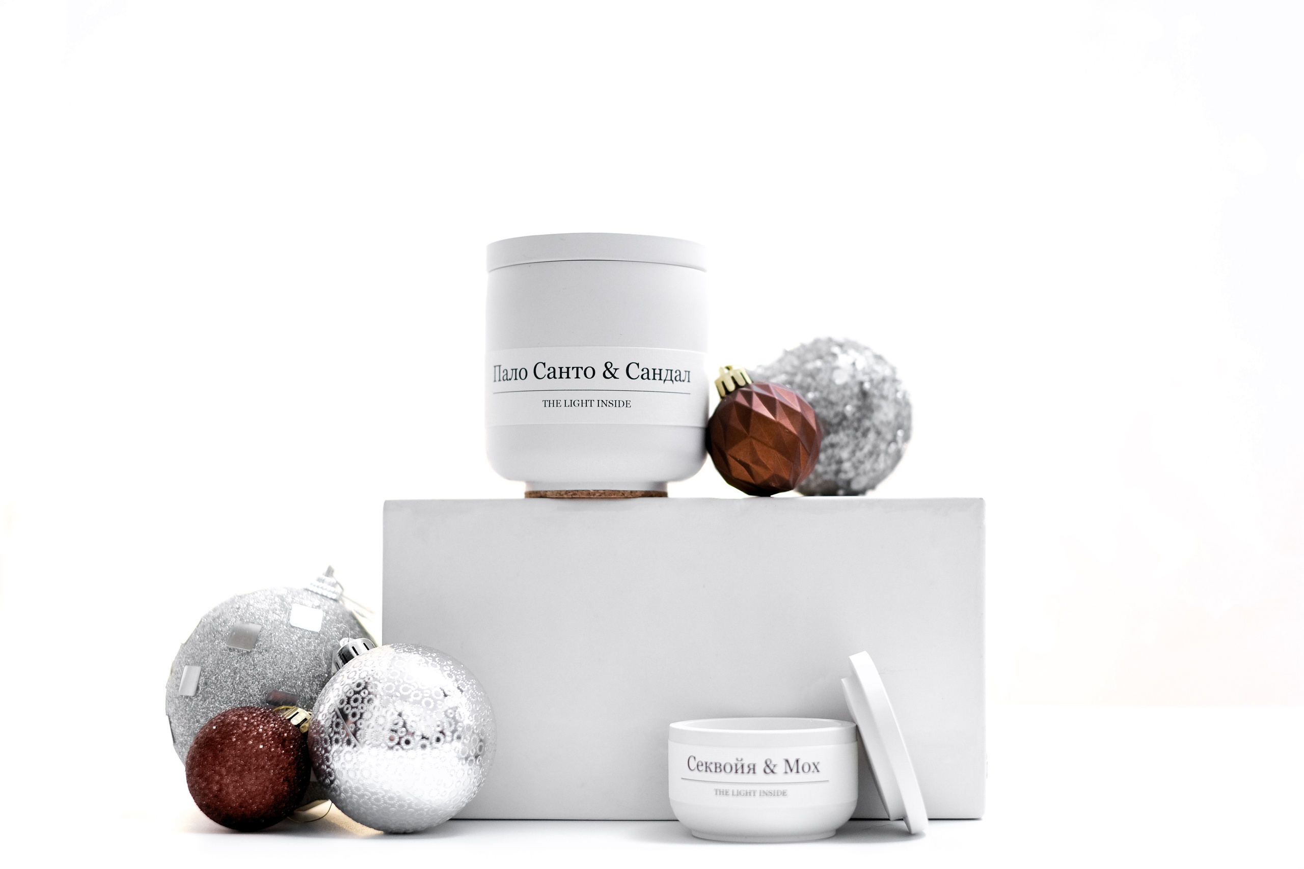 Фотография свечей на белом фоне в новогодней тематике 