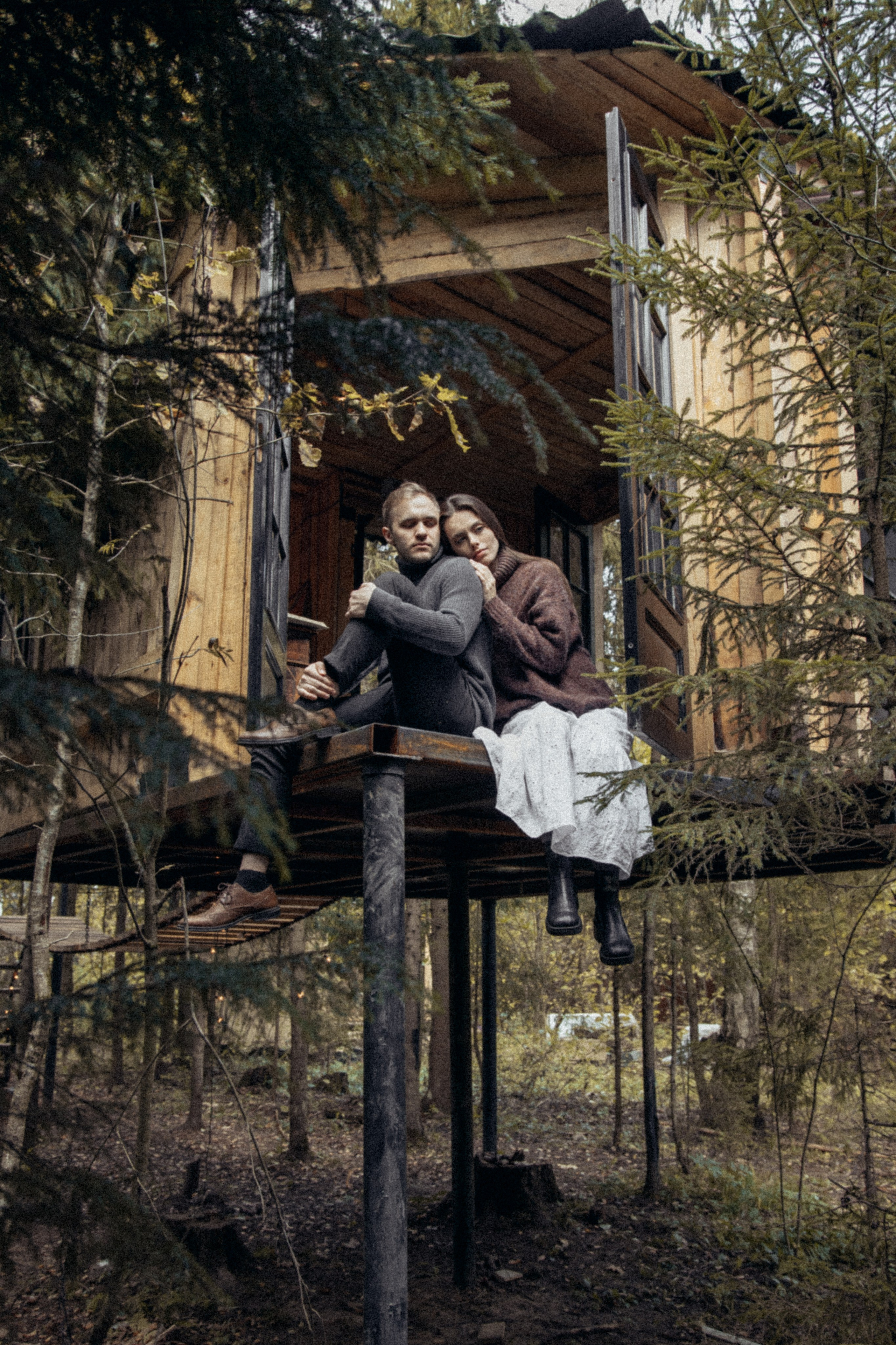 пара в доме в лесу