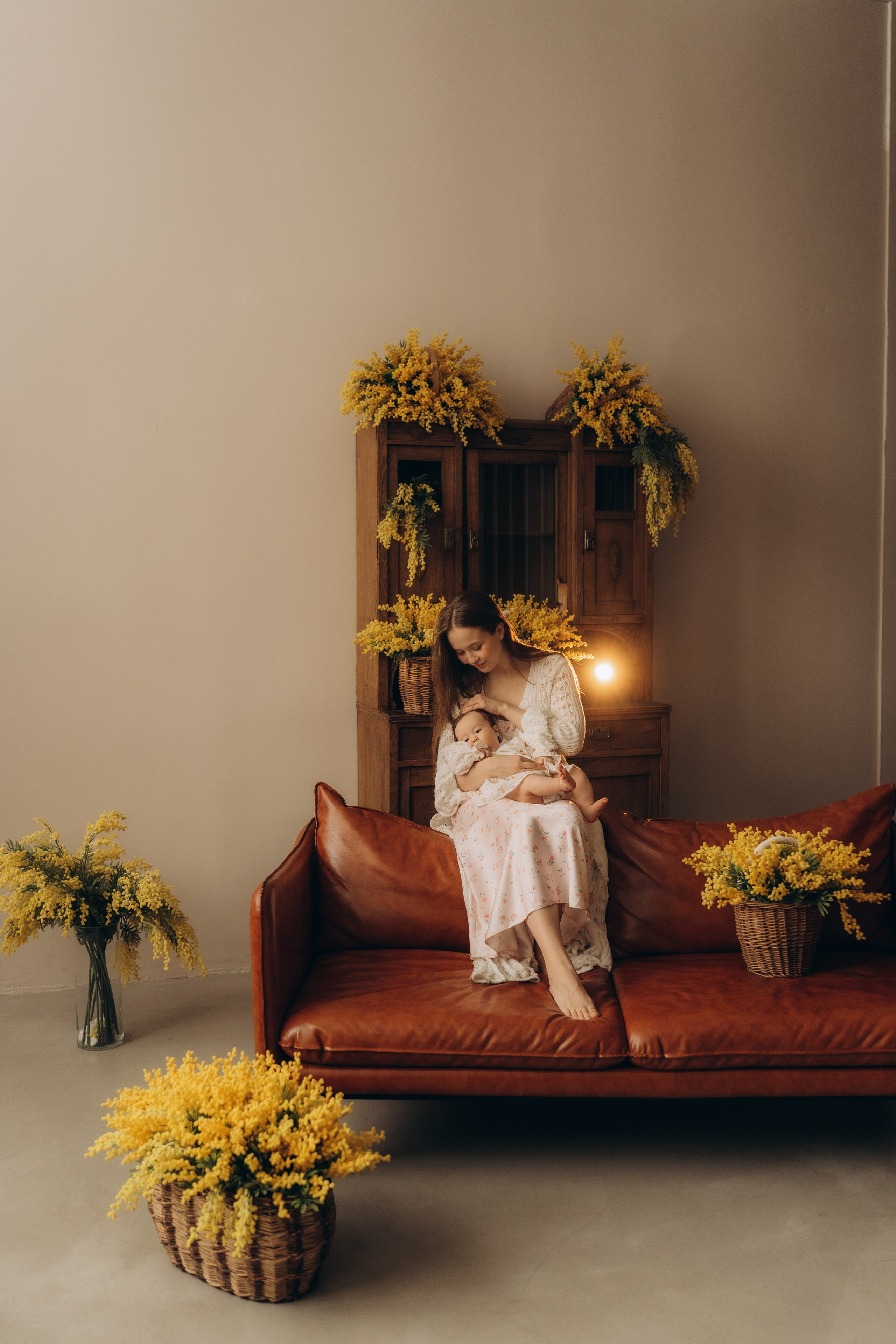Мама с дочкой и мимозы. Семейный фотограф в Казани