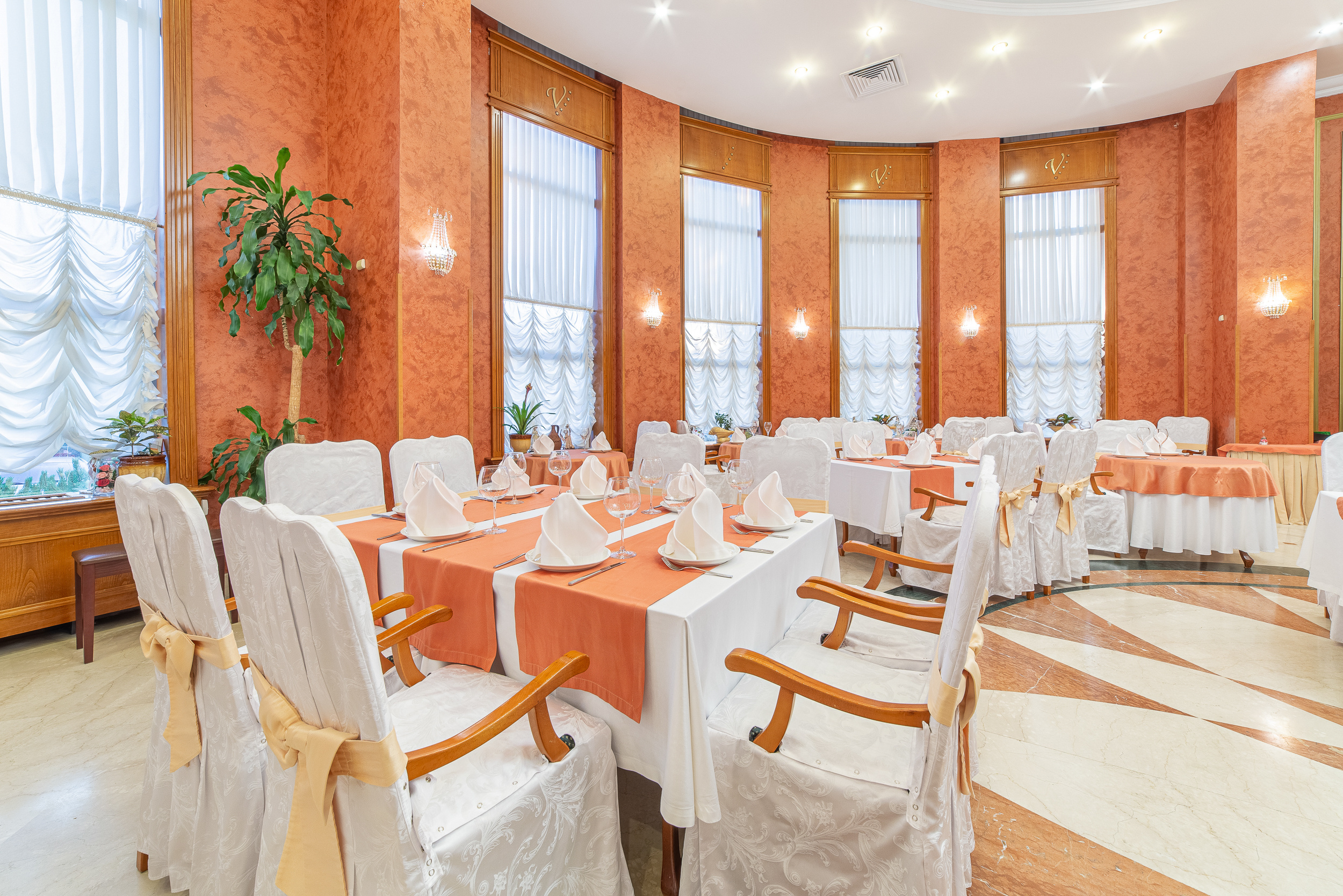 Renatphoto-комплексная фотосъёмка всех помещений   Grand Hotel Valentina. Профессиональная фотосъёмка интерьеров, предметная фотосессия еды для меню г. Анапа