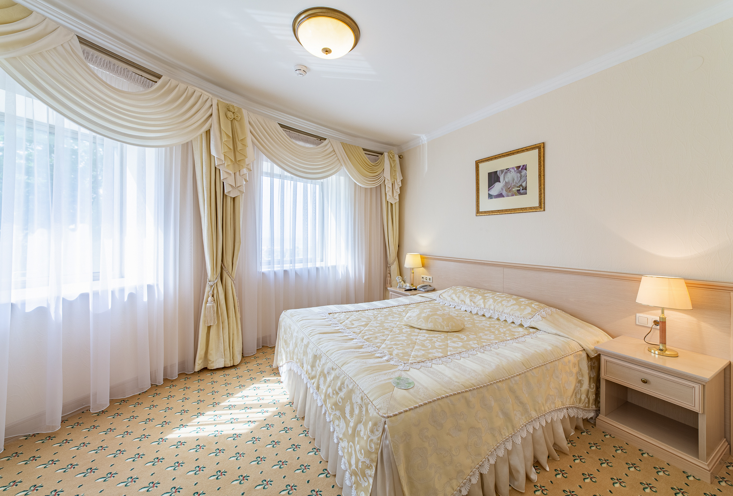 Renatphoto-комплексная фотосъёмка всех помещений   Grand Hotel Valentina. Профессиональная фотосъёмка интерьеров, предметная фотосессия еды для меню г. Анапа