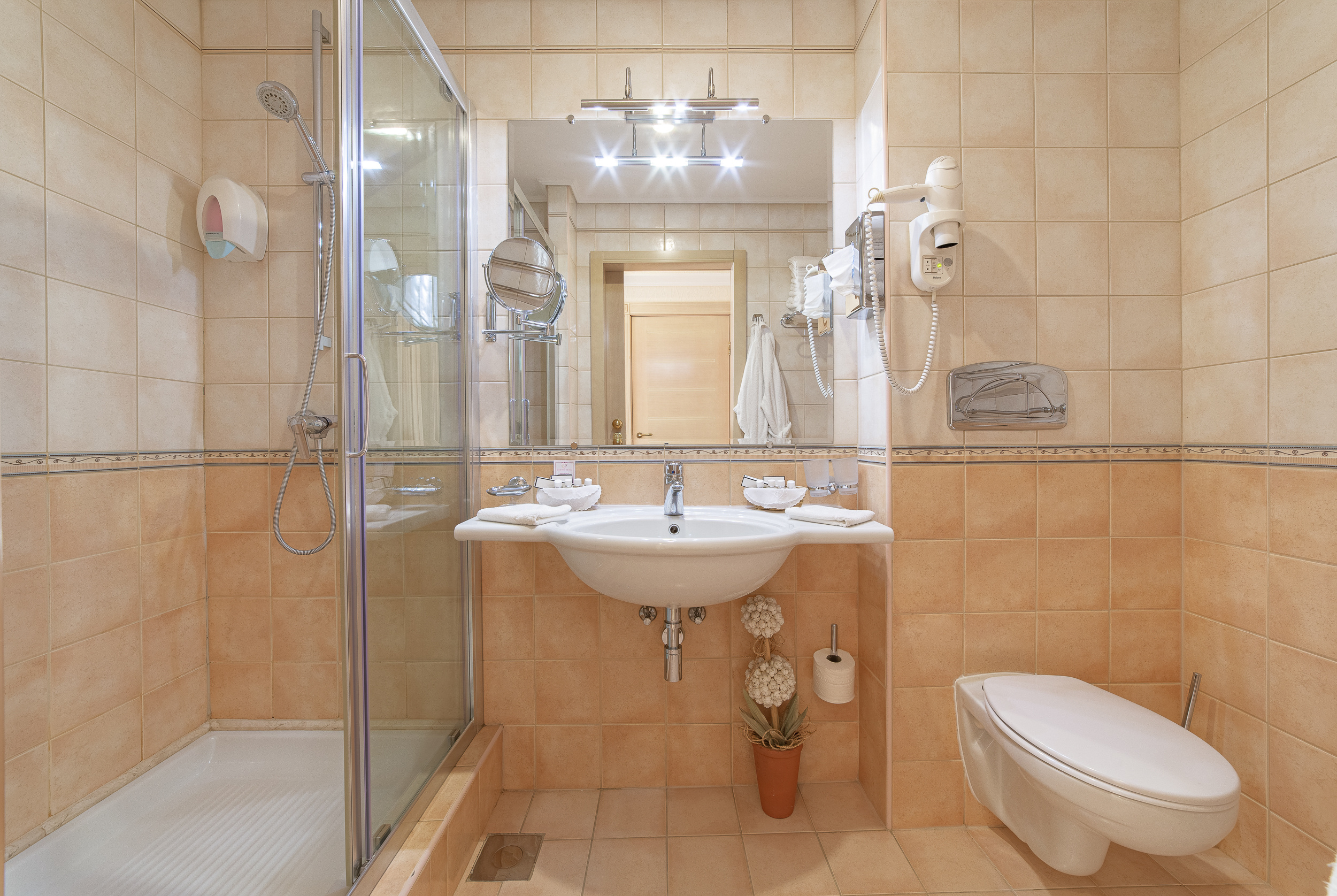 Renatphoto-комплексная фотосъёмка всех помещений   Grand Hotel Valentina. Профессиональная фотосъёмка интерьеров, предметная фотосессия еды для меню г. Анапа