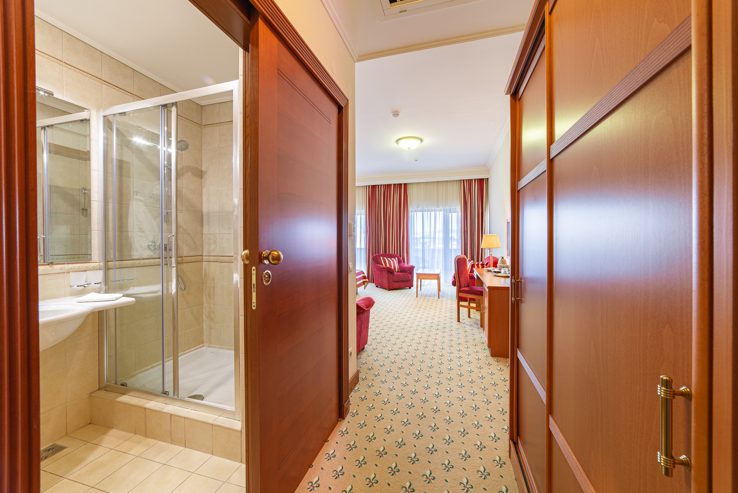 Renatphoto-комплексная фотосъёмка всех помещений   Grand Hotel Valentina. Профессиональная фотосъёмка интерьеров, предметная фотосессия еды для меню г. Анапа