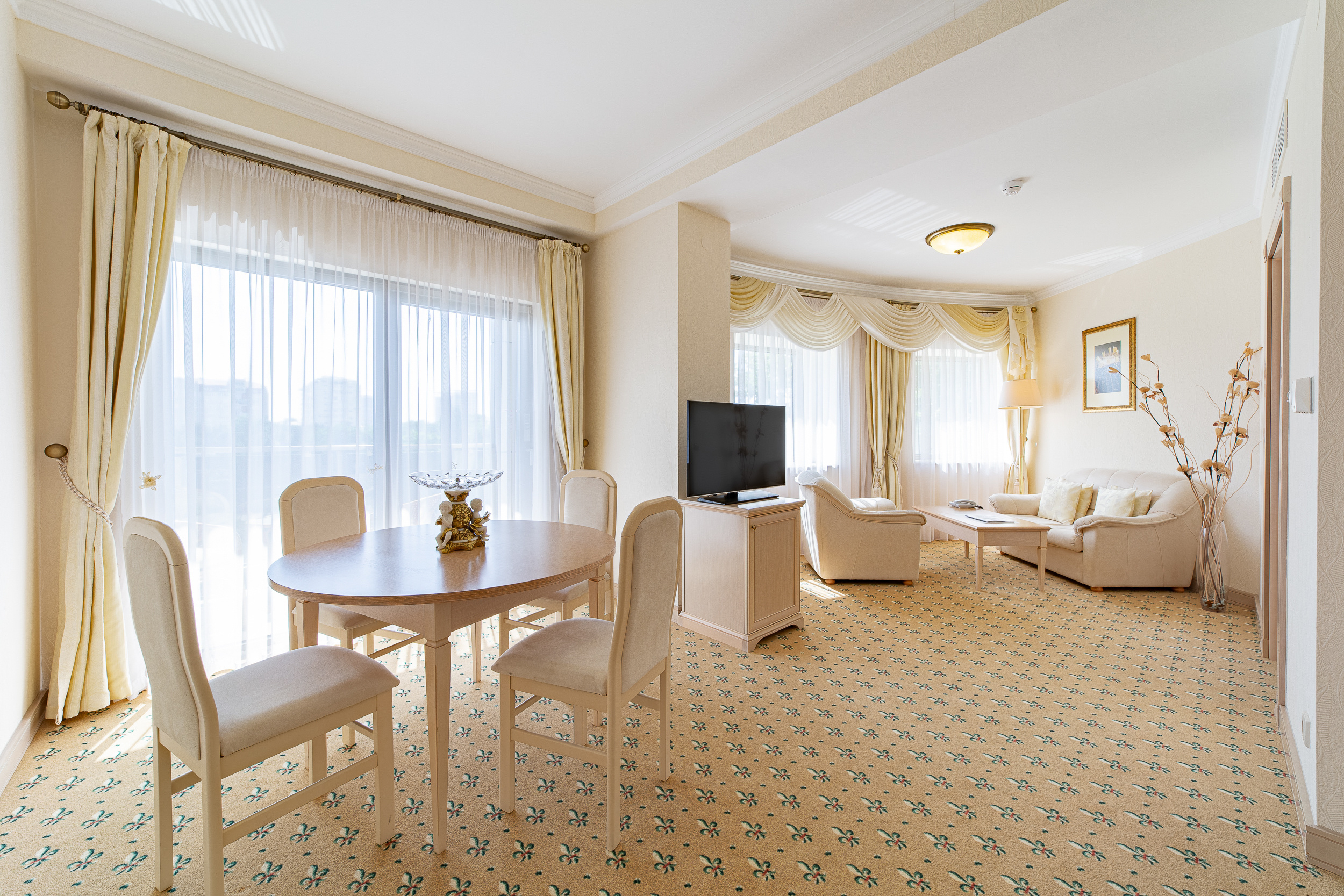 Renatphoto-комплексная фотосъёмка всех помещений   Grand Hotel Valentina. Профессиональная фотосъёмка интерьеров, предметная фотосессия еды для меню г. Анапа