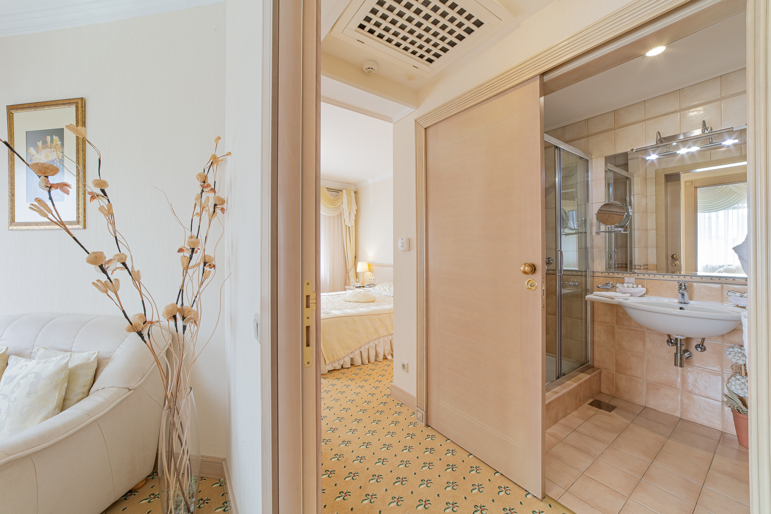 Renatphoto-комплексная фотосъёмка всех помещений   Grand Hotel Valentina. Профессиональная фотосъёмка интерьеров, предметная фотосессия еды для меню г. Анапа