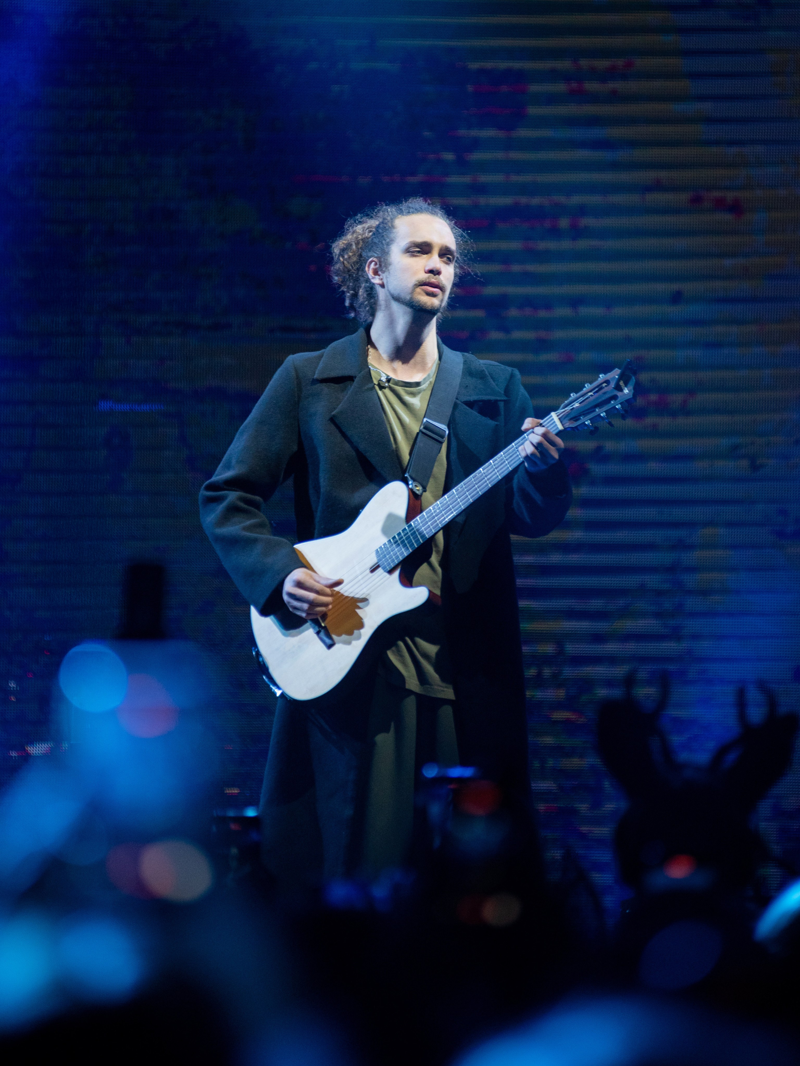 Вокалист группы «Лампабикт» с белой гитарой на сцене Prime Hall в Минске