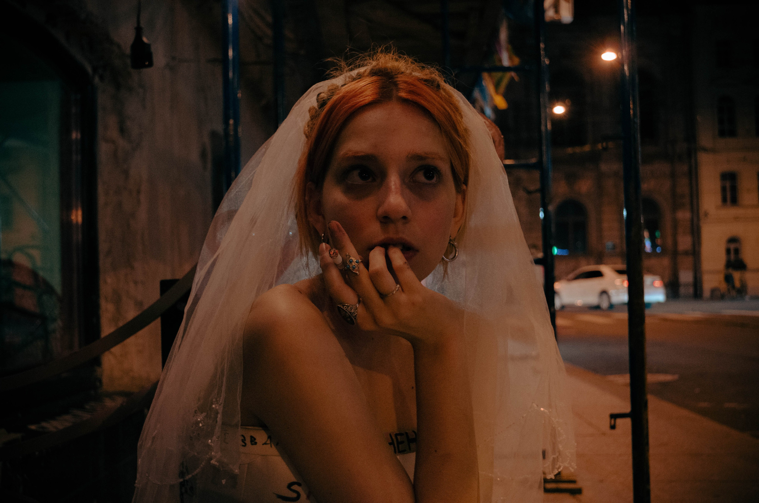 Нестандартная свадьба без жениха, невеста в грязном платье