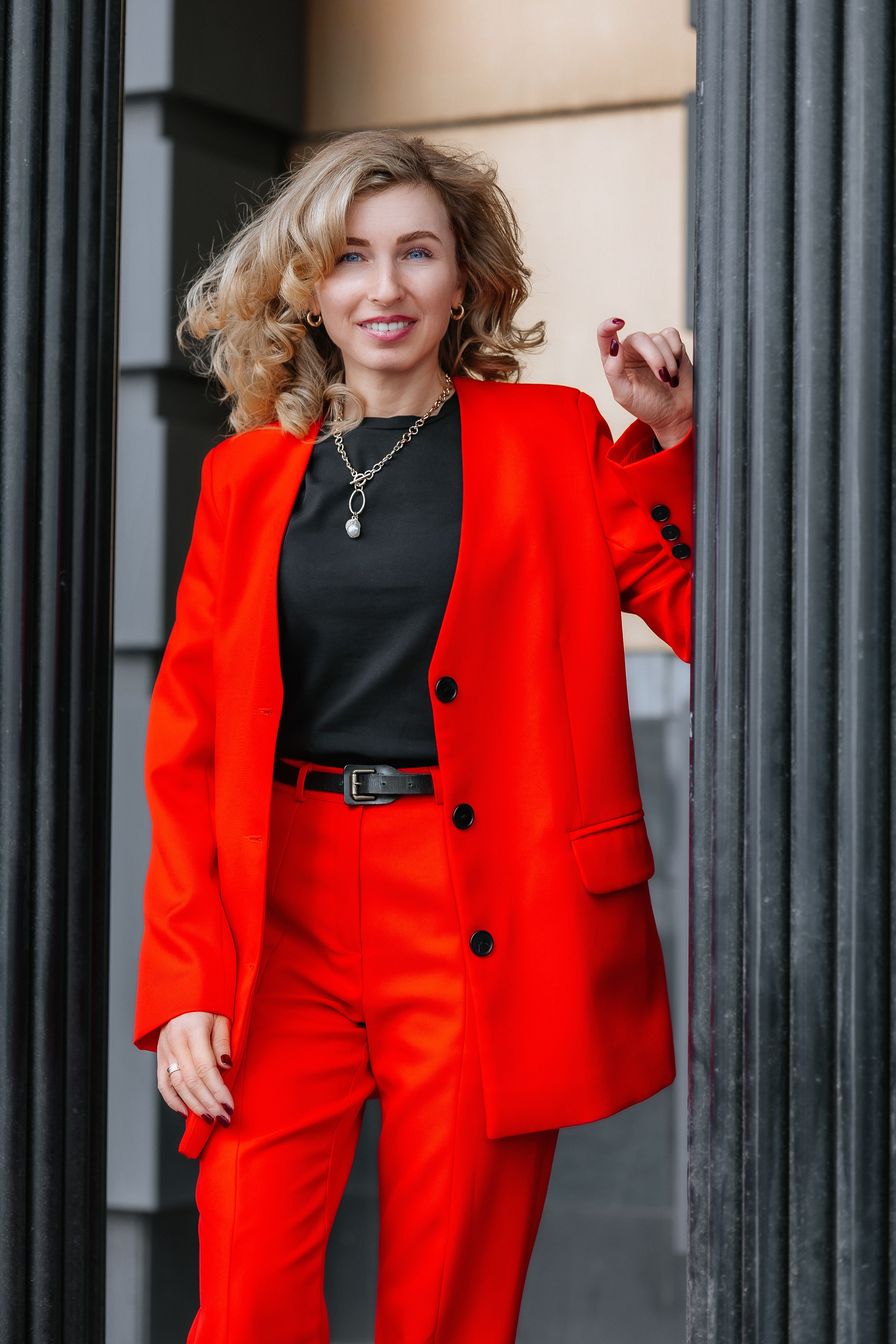 красный костюм