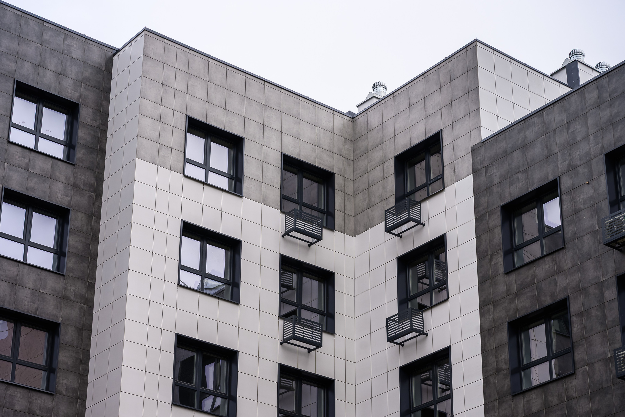 Детали фасада современного здания в минималистичном архитектурном стиле