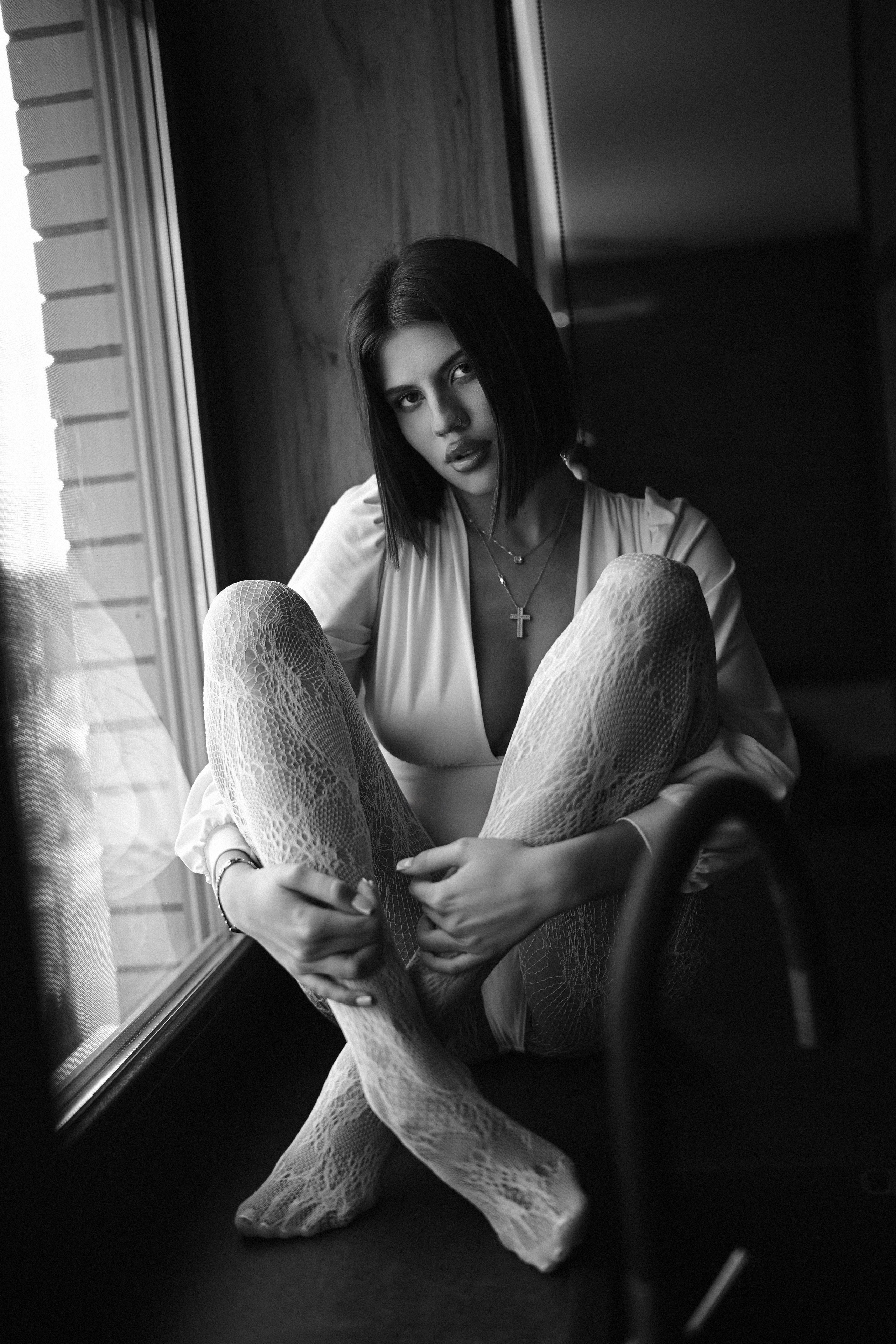 Черно-белый портрет девушки от фотографа Алексея Клейменова с акцентом на естественную мимику и выразительный взгляд
